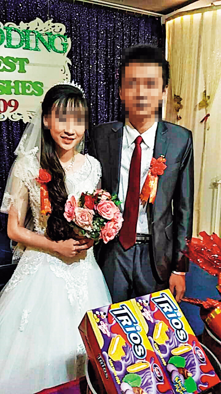 李先生(右)在越南開心舉辦婚禮、迎娶新娘。(讀者提供)