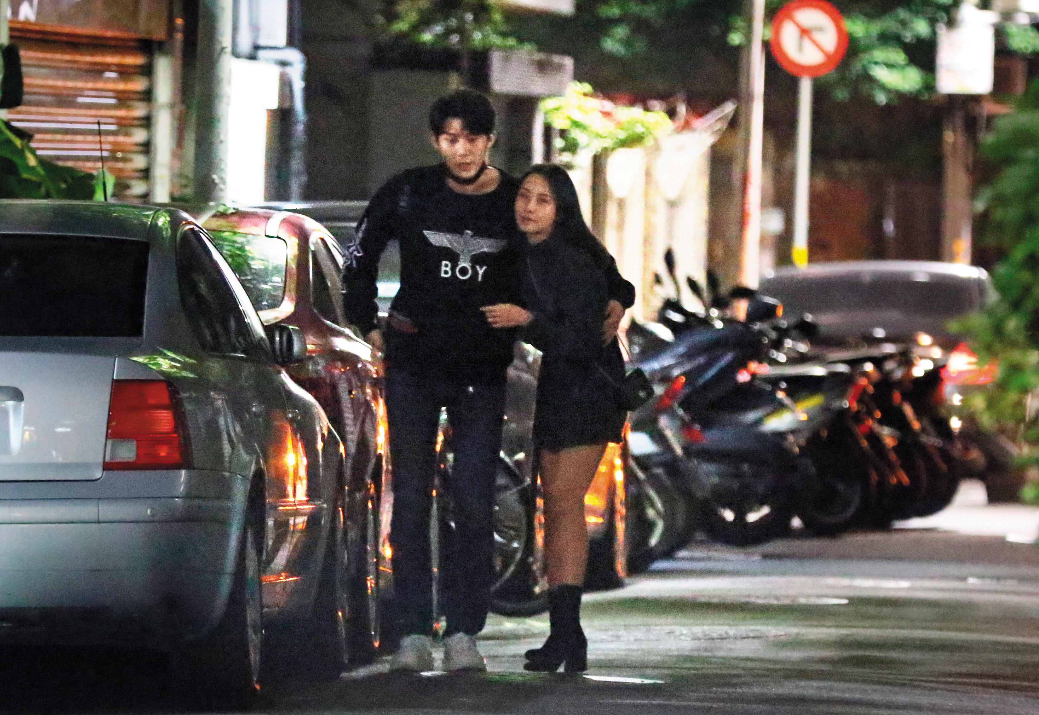 00:57 李玉璽其實叫了Uber，但因為正在親熱，也不管司機已在車上等了一會兒。