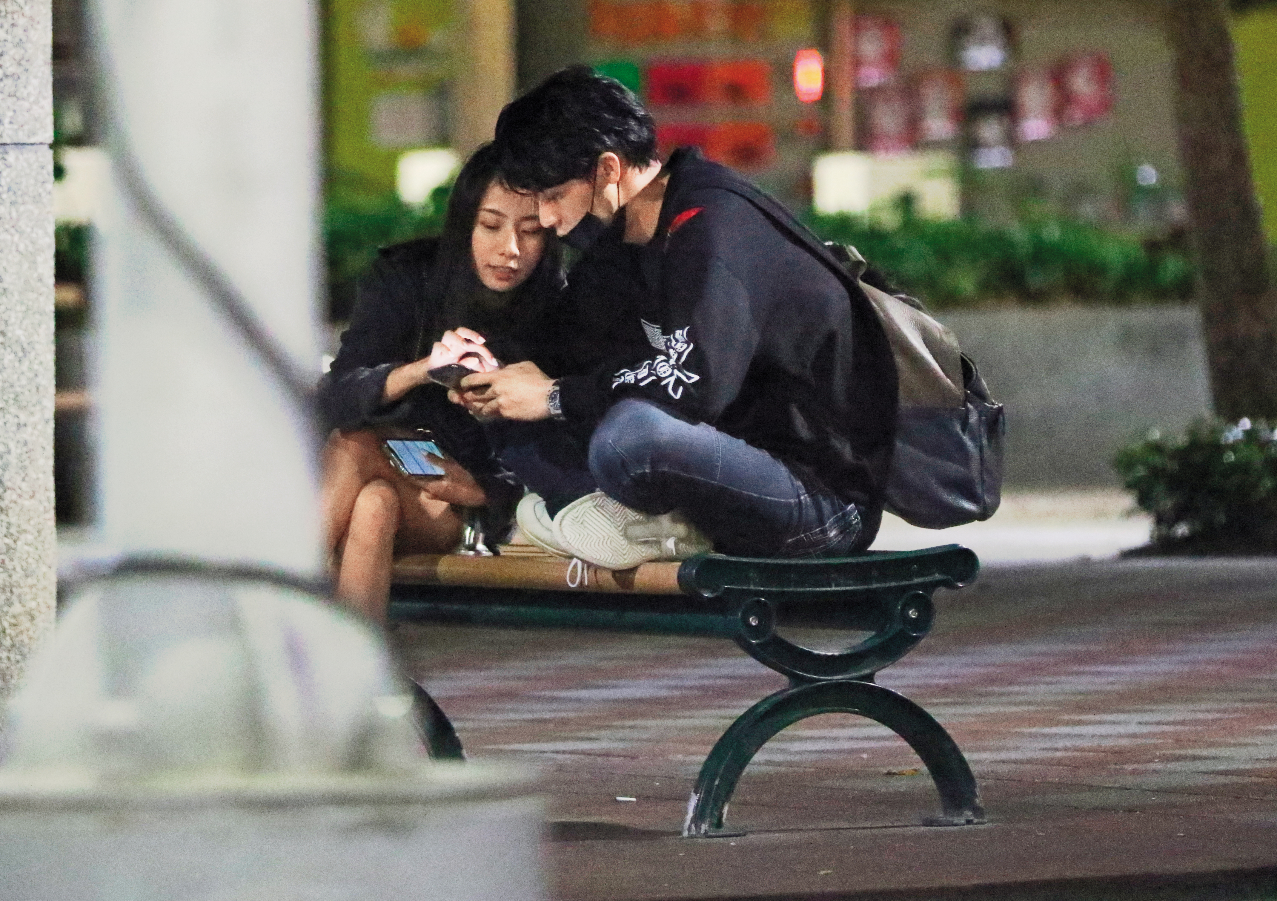 10/24 01：10 結果李玉璽跟小Hebe搭Uber到公園裡談心，肉體之間的距離非常短。