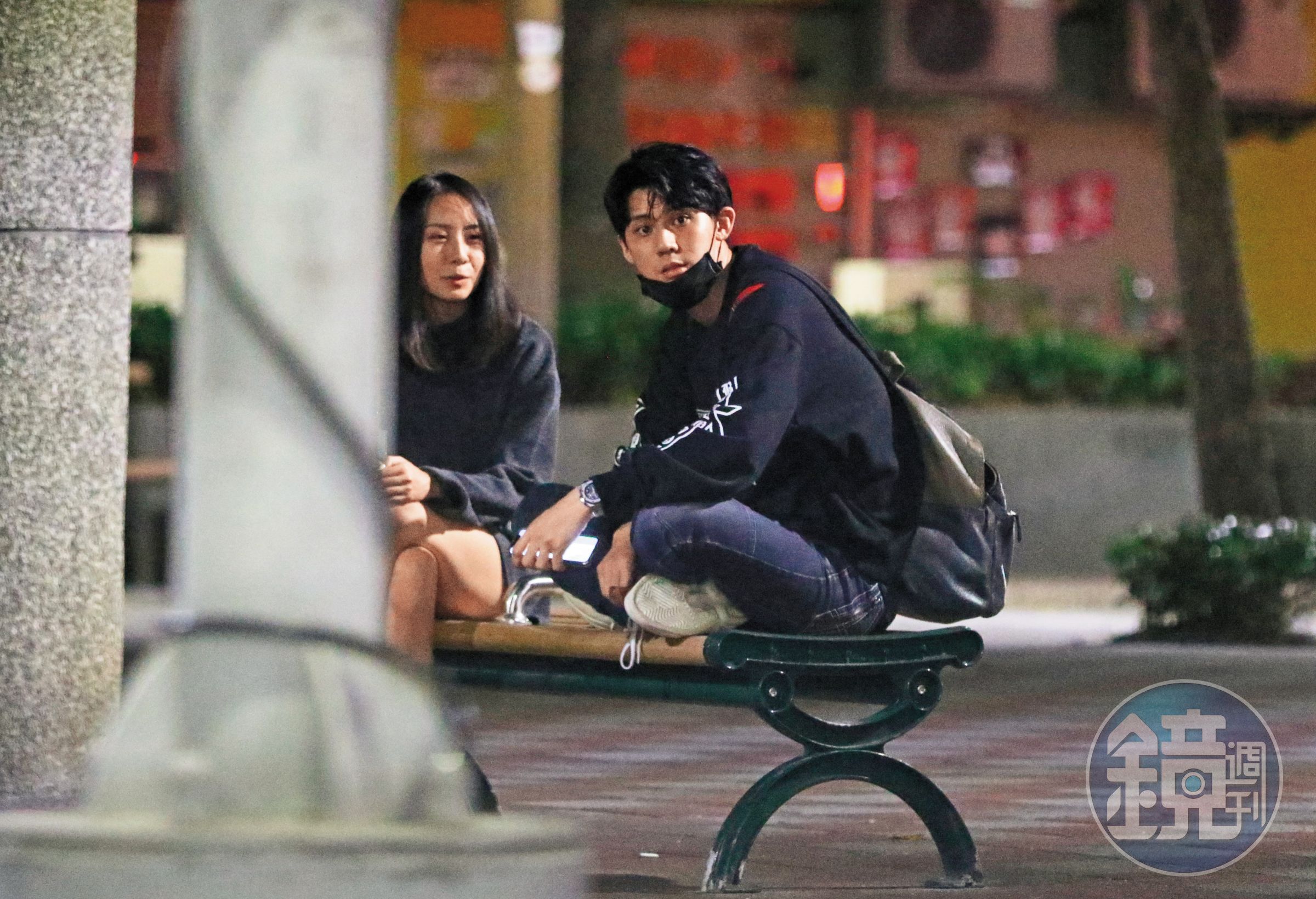 發現本刊跟拍之後，李玉璽（右）跟小Hebe（左）愈坐愈遠，後來各自散了。