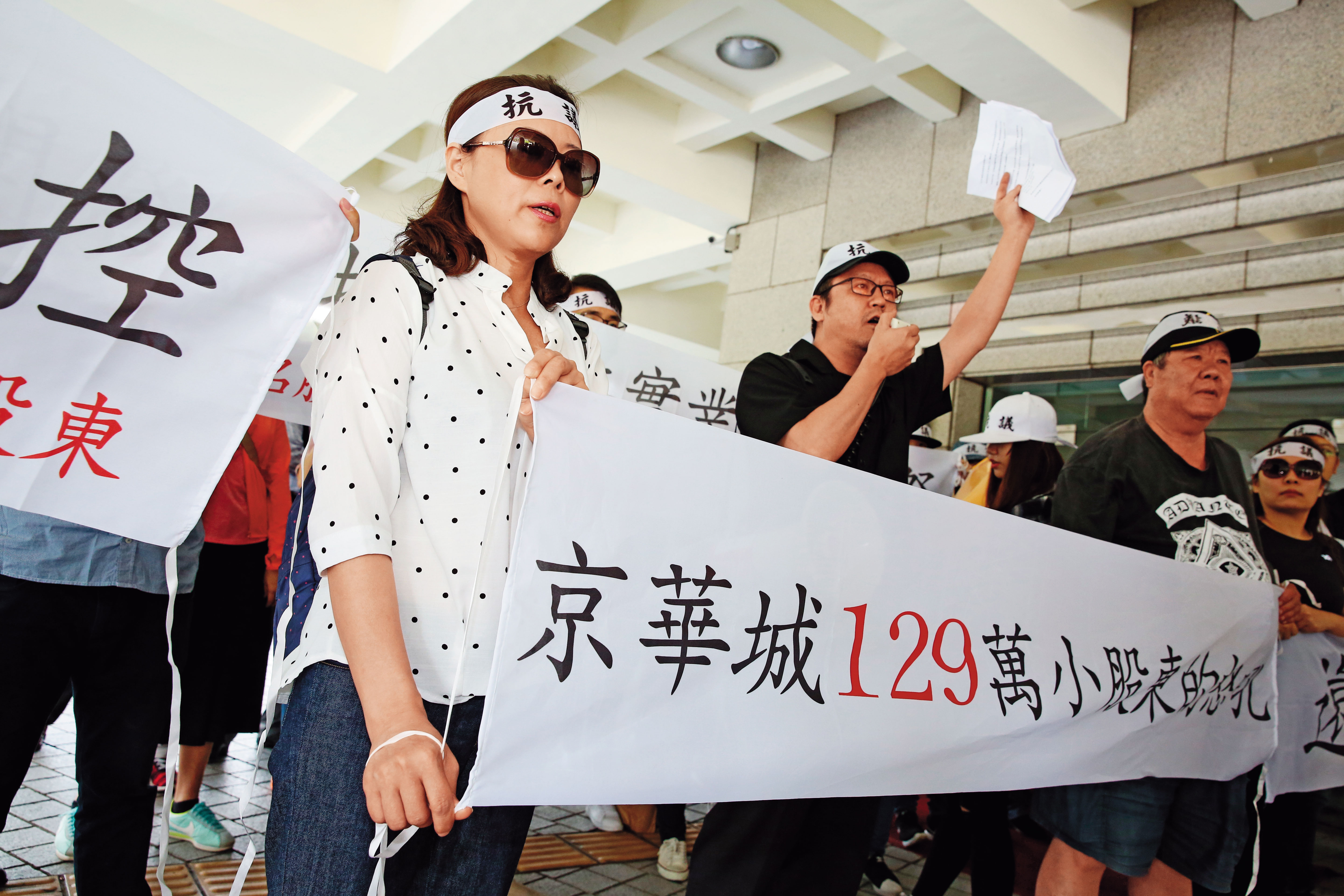 京華城容積率560%遭北市府卡關多年,直到前年小股東向台北市長柯文哲陳情後才解套。