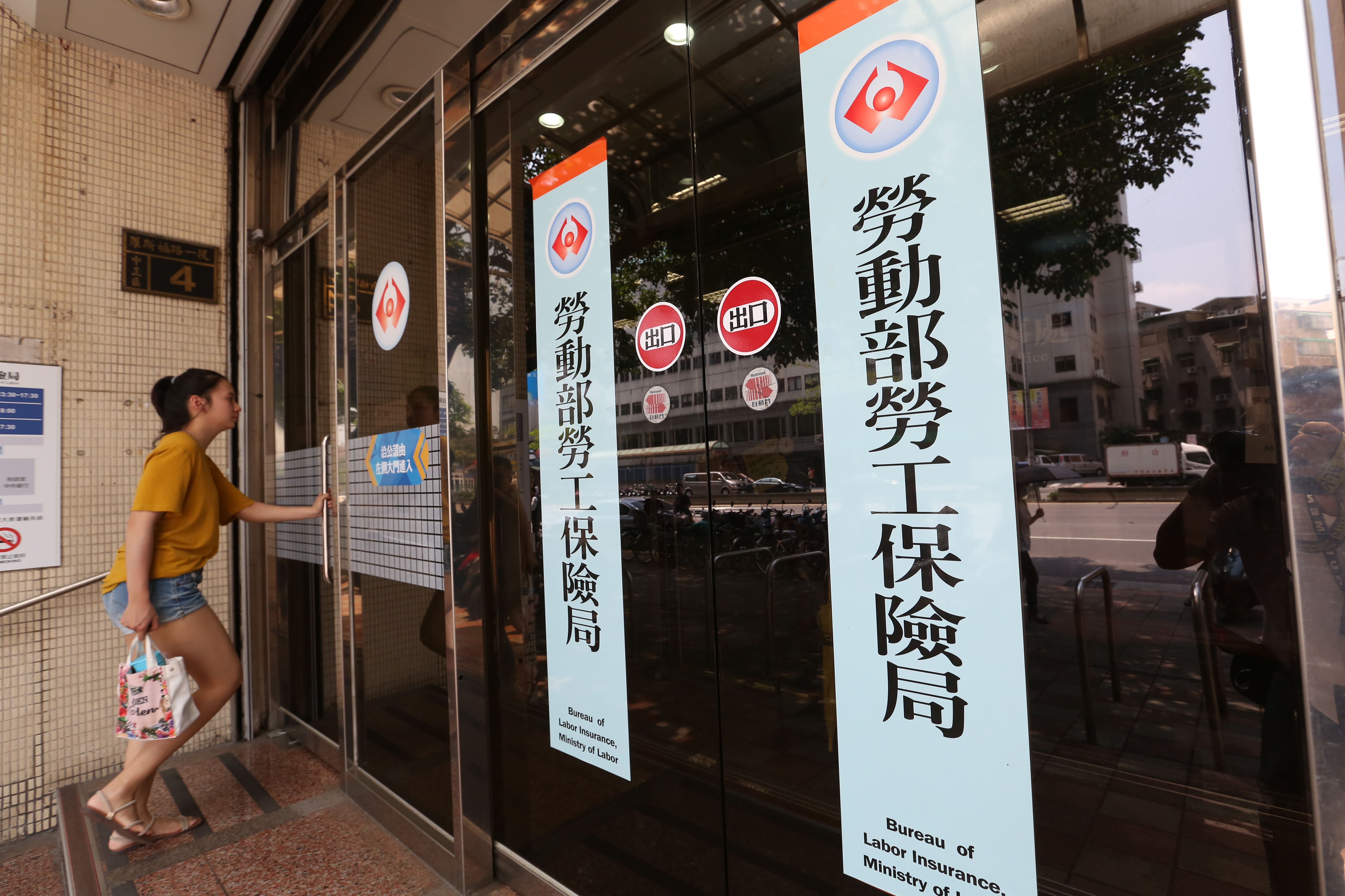 新制勞退基金盈虧會在每年3月底前分配到勞工退休金個人專戶裡。