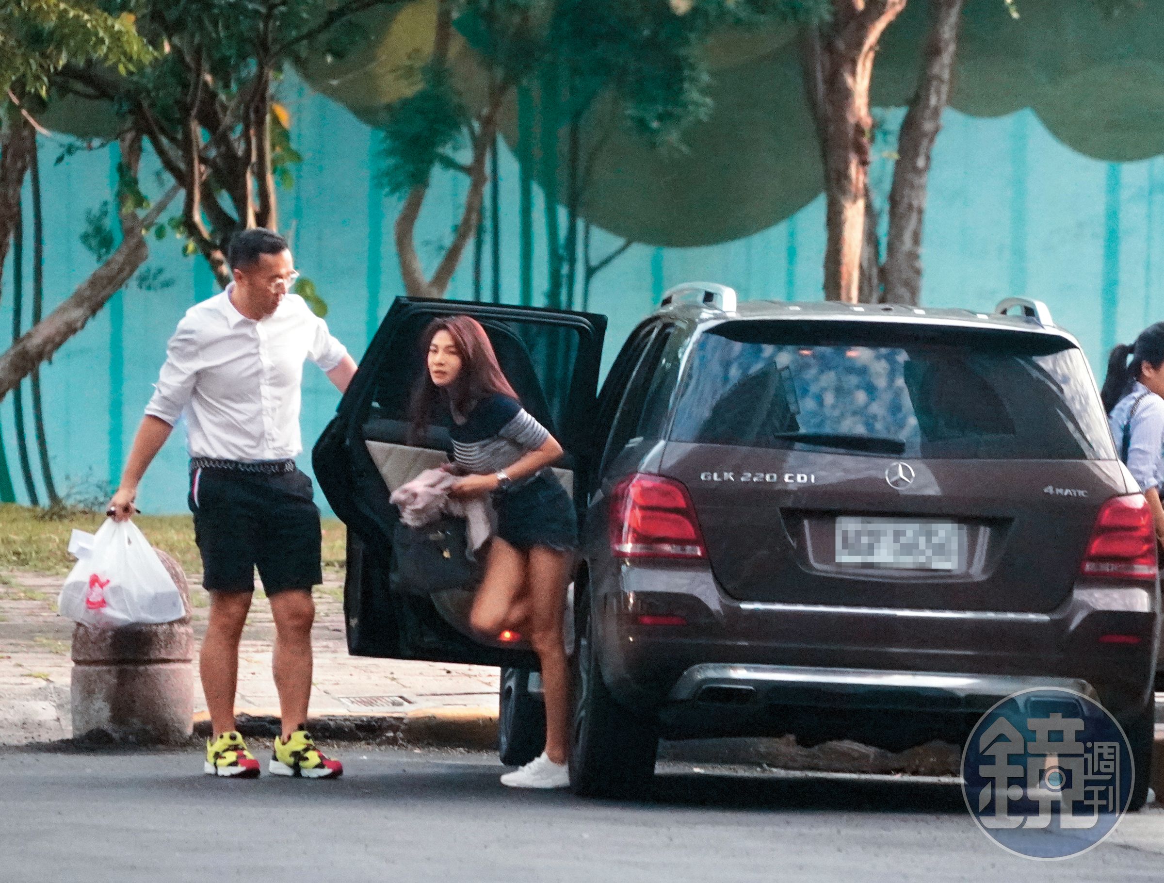 11/ 24 16：18 趙元同（左1）將車停在路邊，車上一共載了3位女性友人，包括林以婕（左2）。