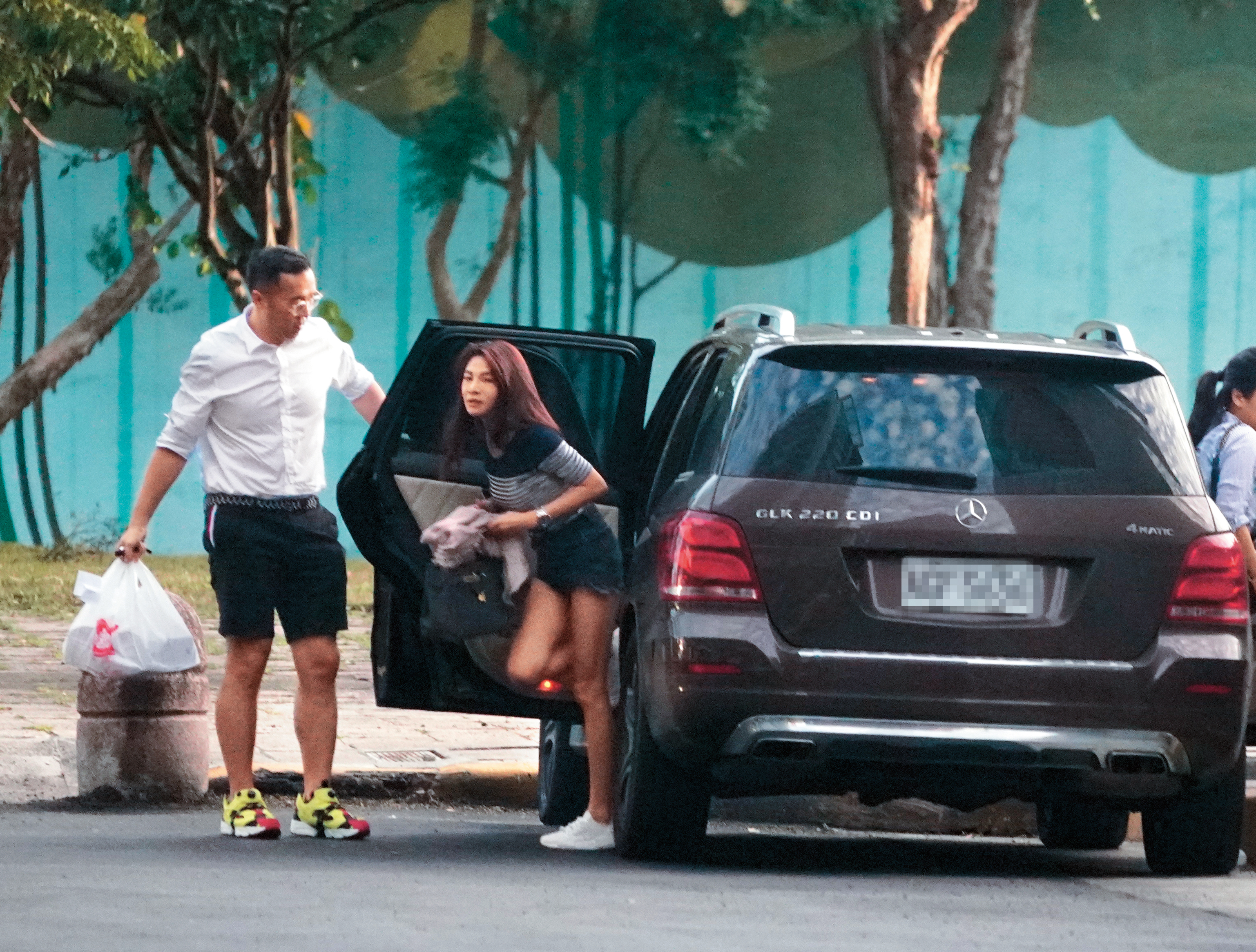 11/24 16：18 趙元同（左一）將車停在路邊，車上一共載了3位女性友人，包括林以婕（左二）。