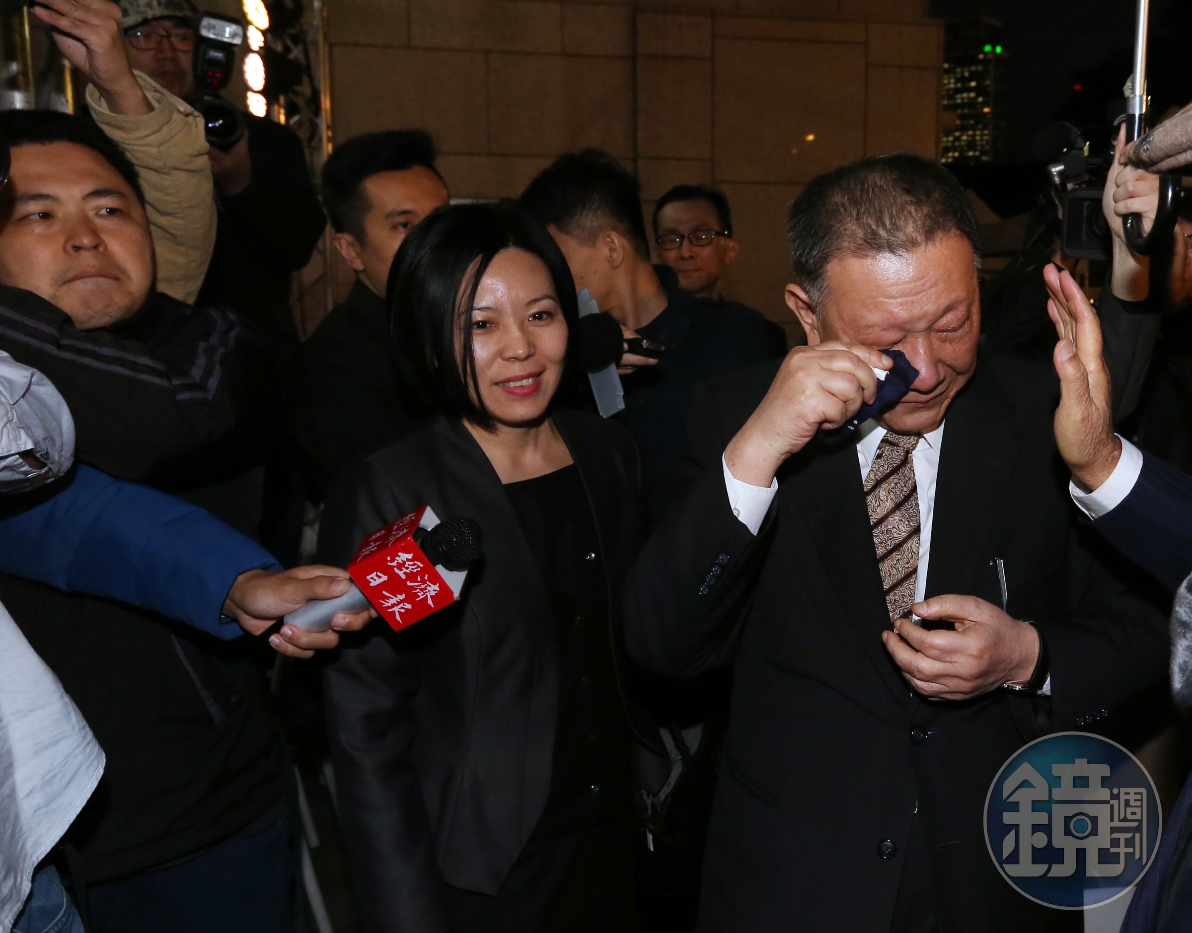 京華城熄燈儀式後，沈慶京被問起員工相關問題淚灑舞台。
