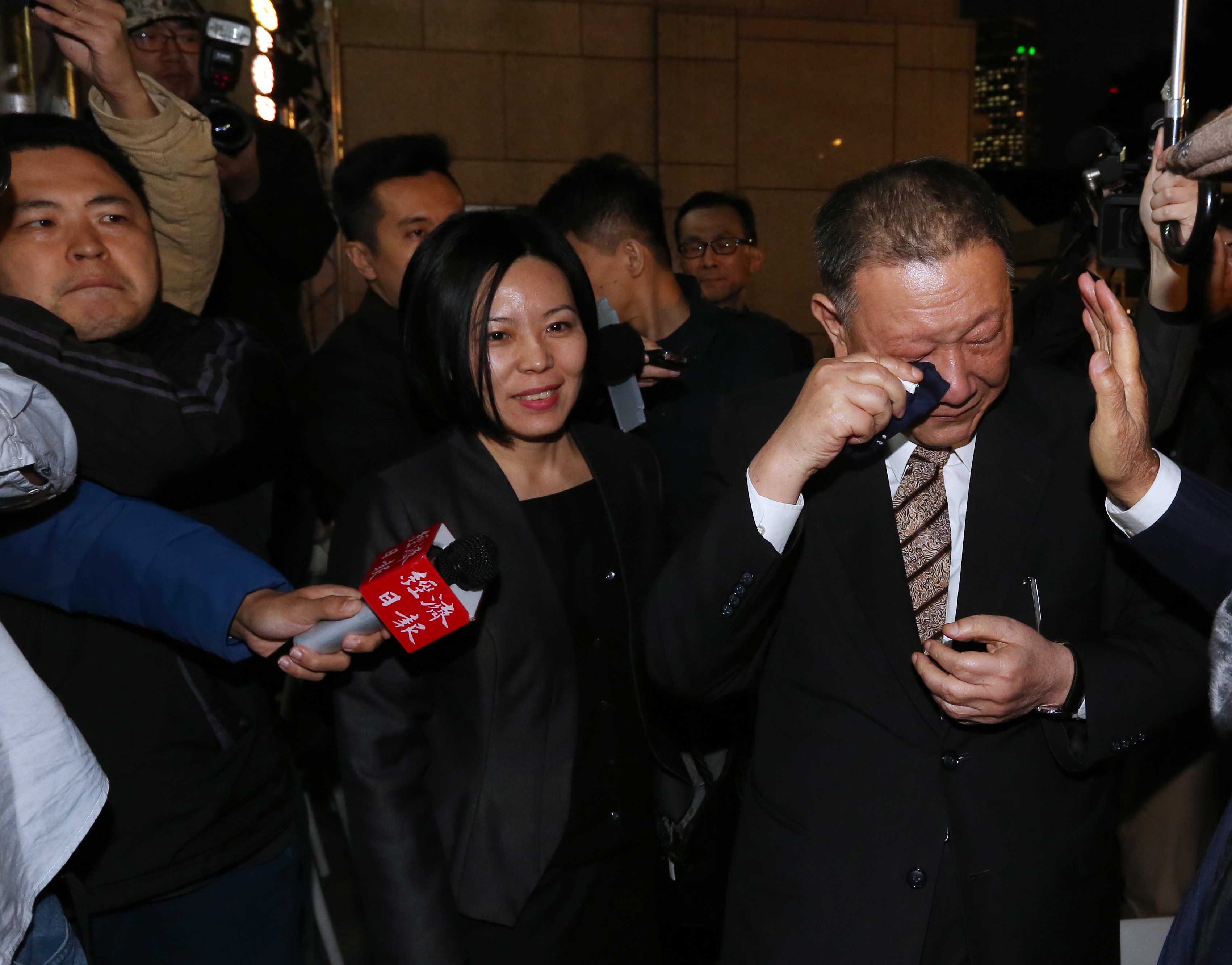 京華城熄燈儀式後，沈慶京被問起員工相關問題淚灑舞台。