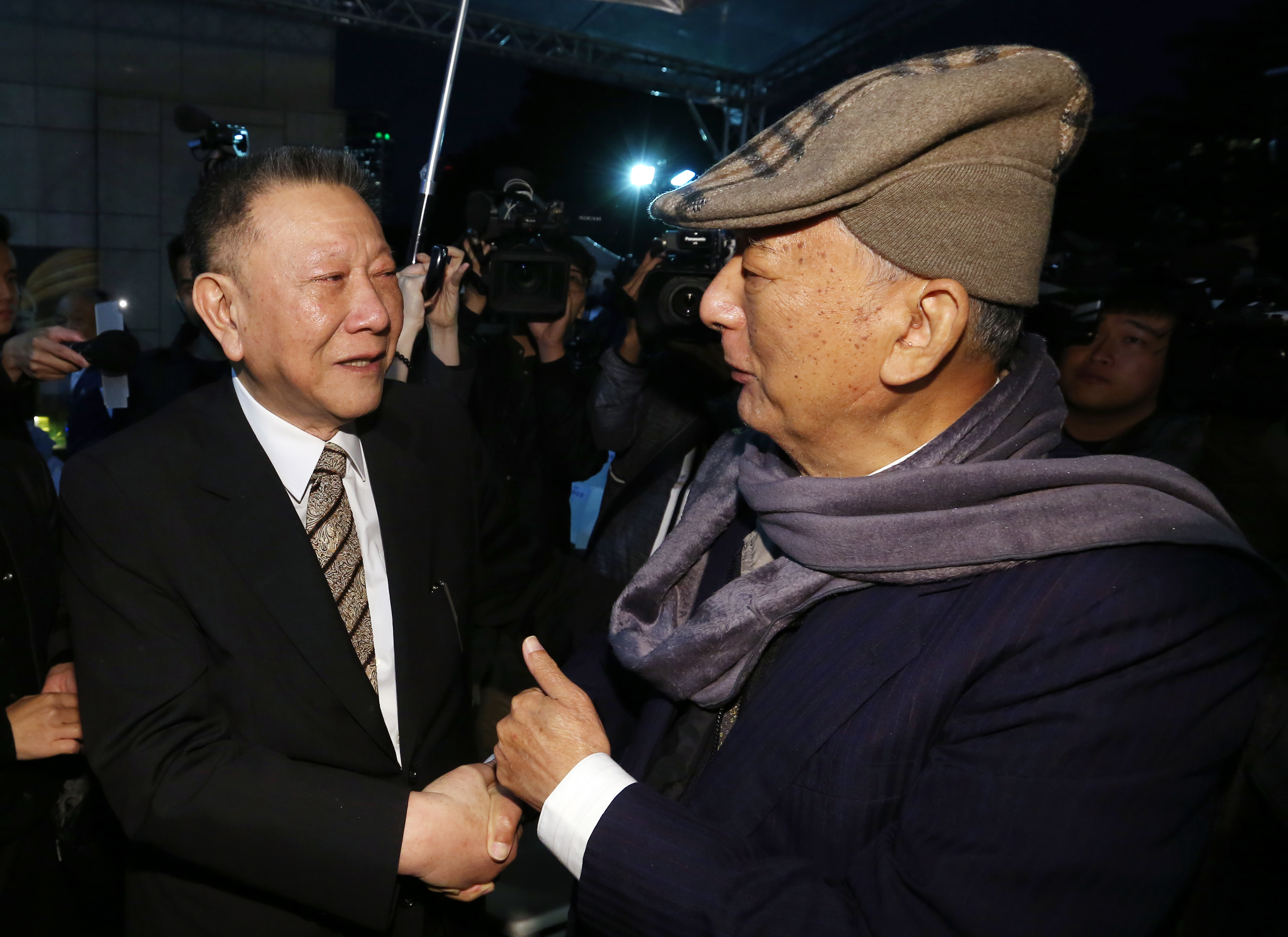 沈慶京為員工淚灑舞台，老友黃大洲上前加油打氣。