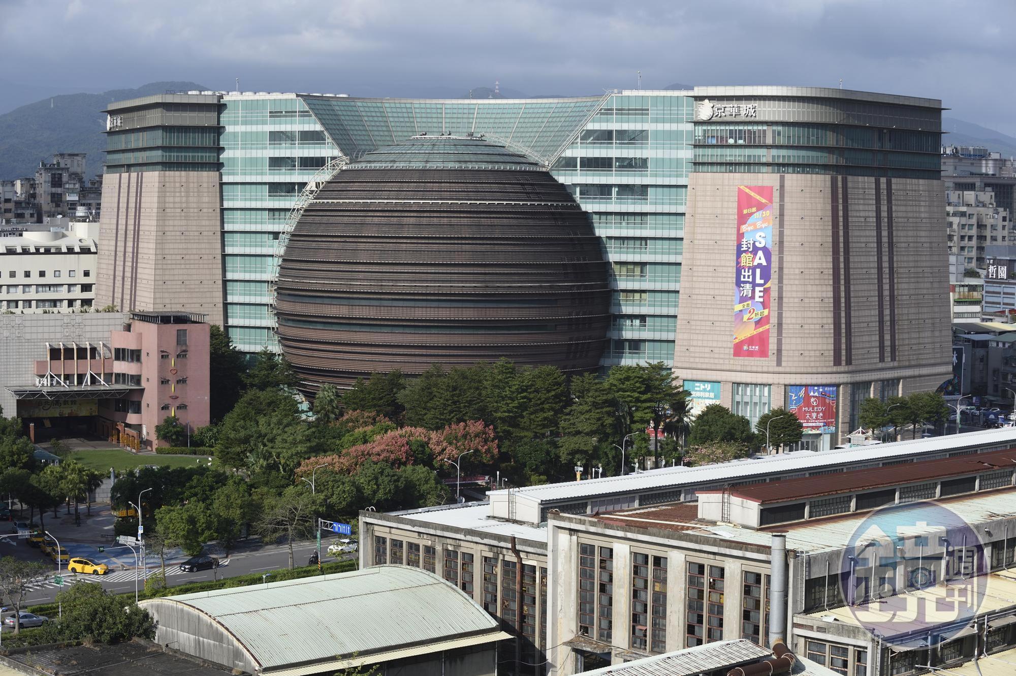 沈慶京旗下中石化轉投資的鼎越開發出手搶標,以高於底價30億元的價格「拿回」京華城,引發市場「左手換右手」「關係人交易作價」等質疑。