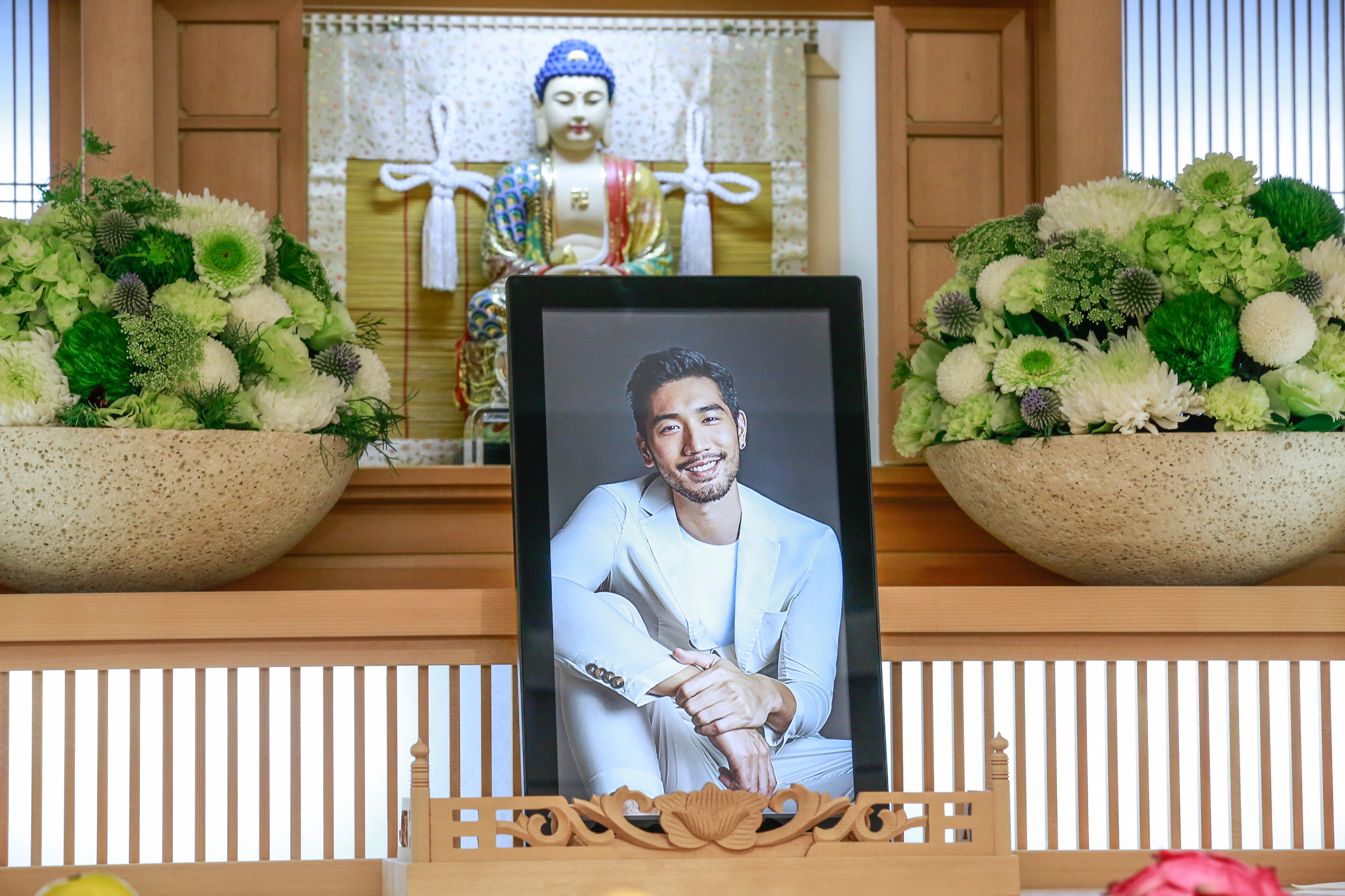 高以翔的靈堂陸續有親朋好友及粉絲送來花圈花籃。