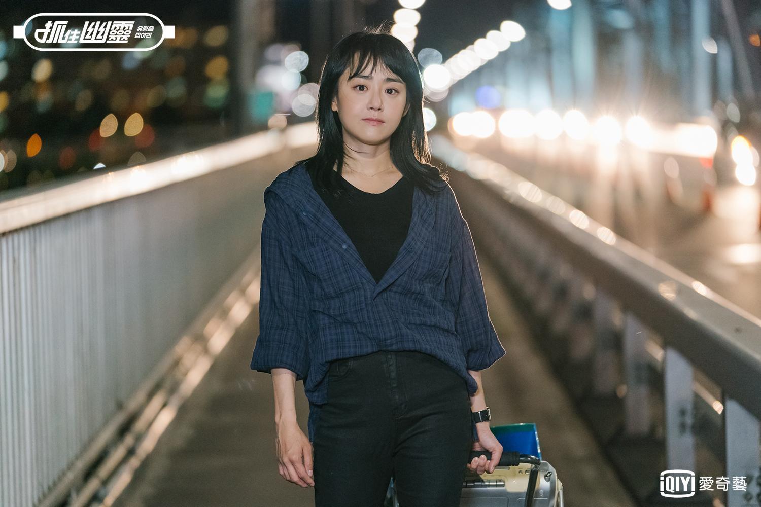 文瑾瑩在《抓住幽靈》一人分飾兩角。（愛奇藝台灣站提供）