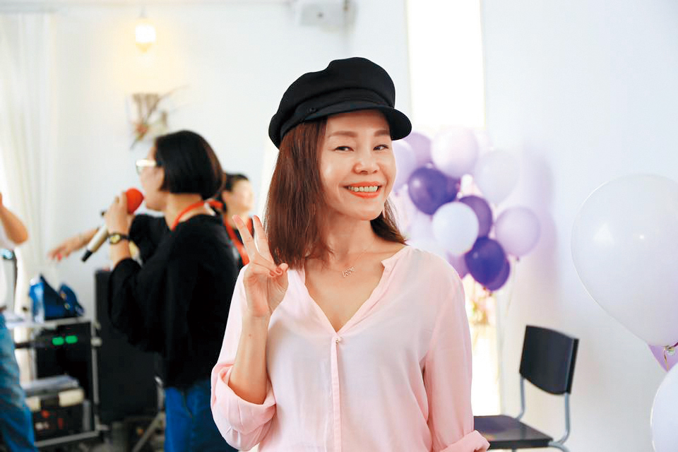 彭佳慧去年6月被媒體拍到與高壯男在路上激吻爆出婚變，隨後她發表聲明表示，與前夫王丕仁在去年3月時已簽字離婚。（翻攝自彭佳慧臉書）