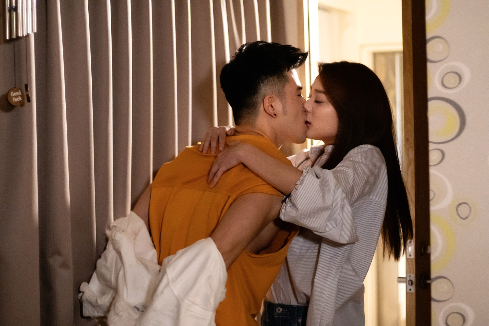 當爸後首拍劈腿床戲，JR紀言愷醉後睡上老婆好友。（東森提供）