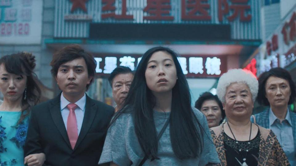 奧卡菲娜在今年推出的首部主演電影《別告訴她》，獲得美國媒體與影評一致好評。（翻攝自《檀報》臉書）