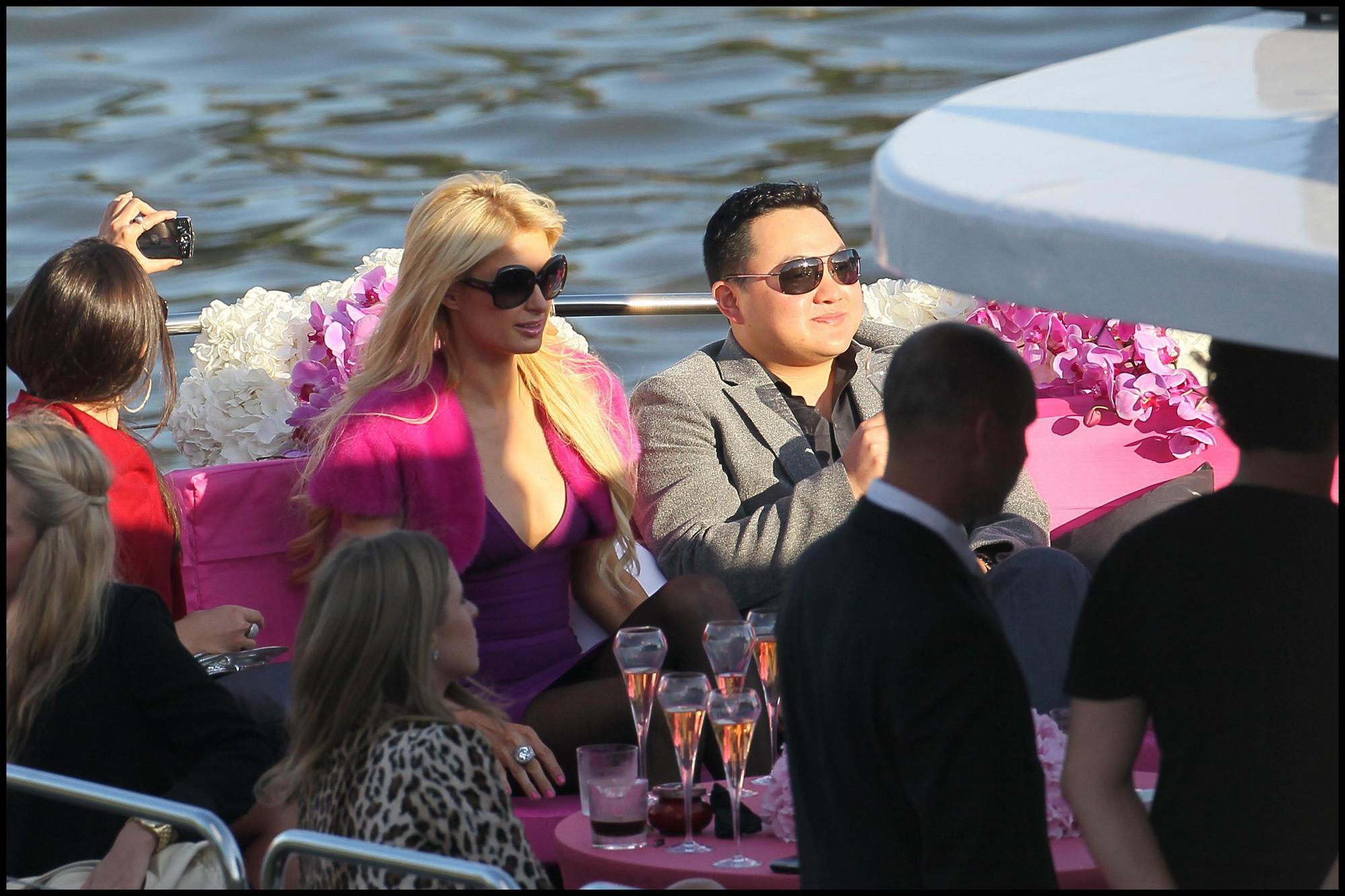 劉特佐與派瑞絲．希爾頓（Paris Hilton）於塞納河上。（東方IC）