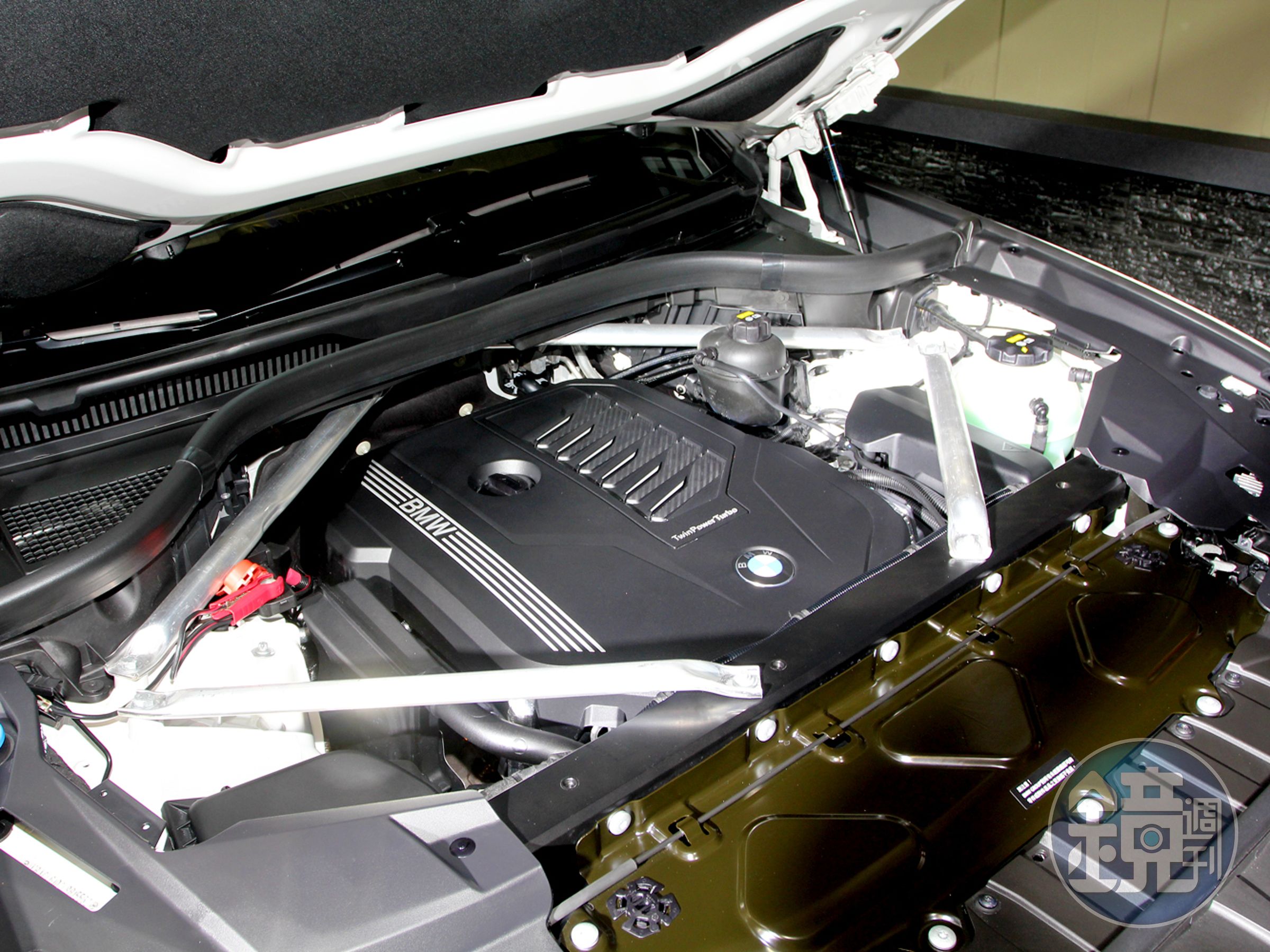 全新世代BMW X6 xDrive40i則是搭載3.0升BMW TwinPower Turbo直列六缸汽油引擎。