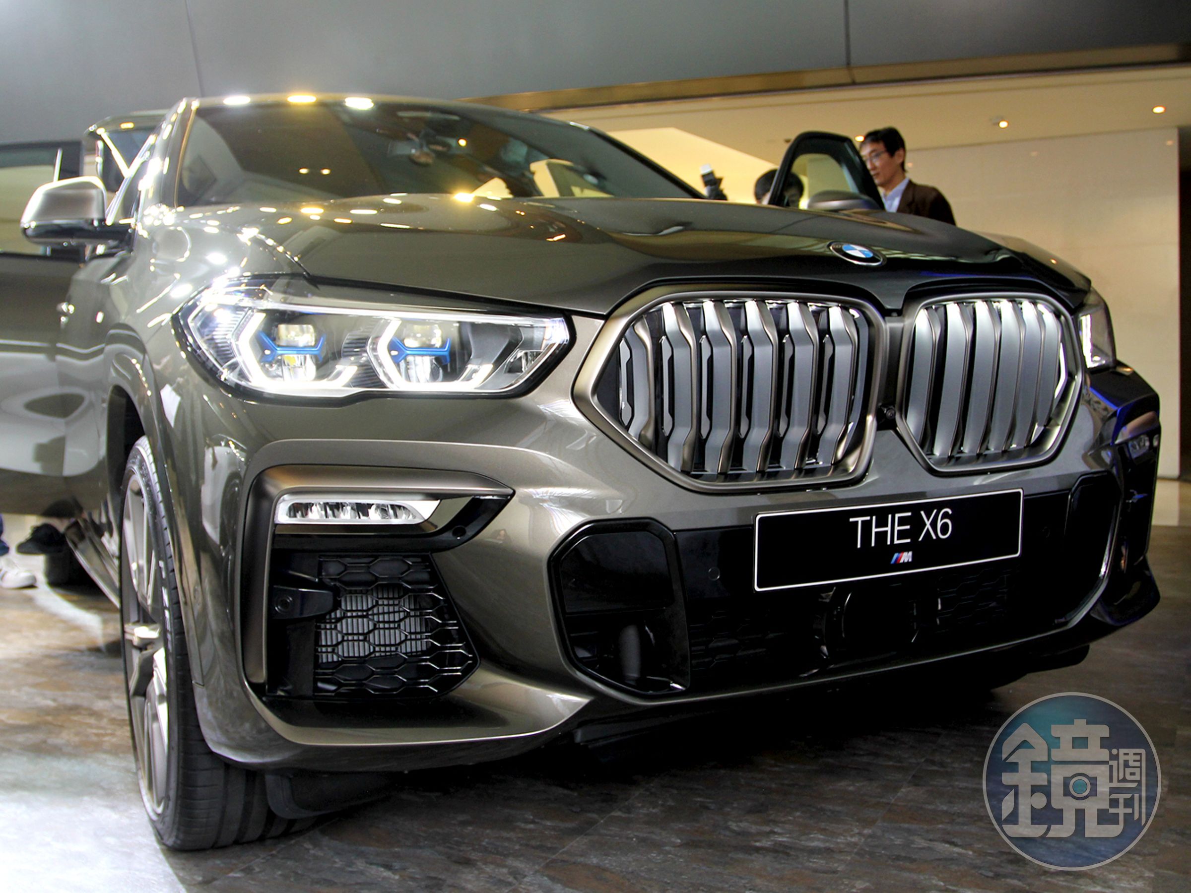 全新世代BMW X6 M50i搭載TwinPower Turbo V8雙渦輪增壓汽油引擎，可爆發出530hp/5500rpm最大馬力與750Nm/1800rpm最大扭力。