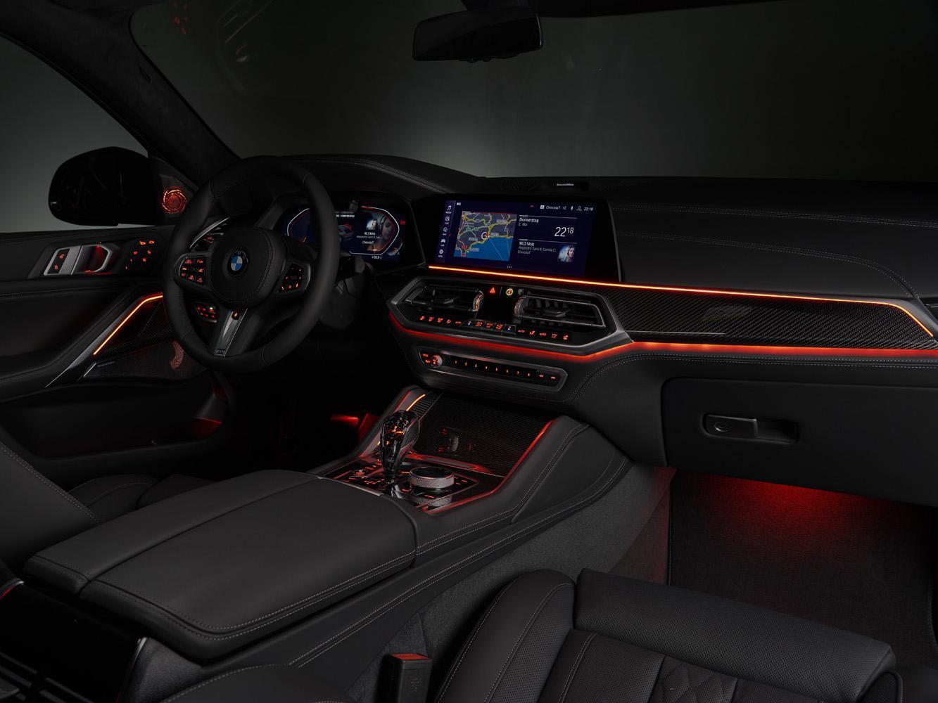 環艙氣氛燈搭配harmankardon高傳真音響系統，為全新BMW X6帶來最佳車室氛圍。