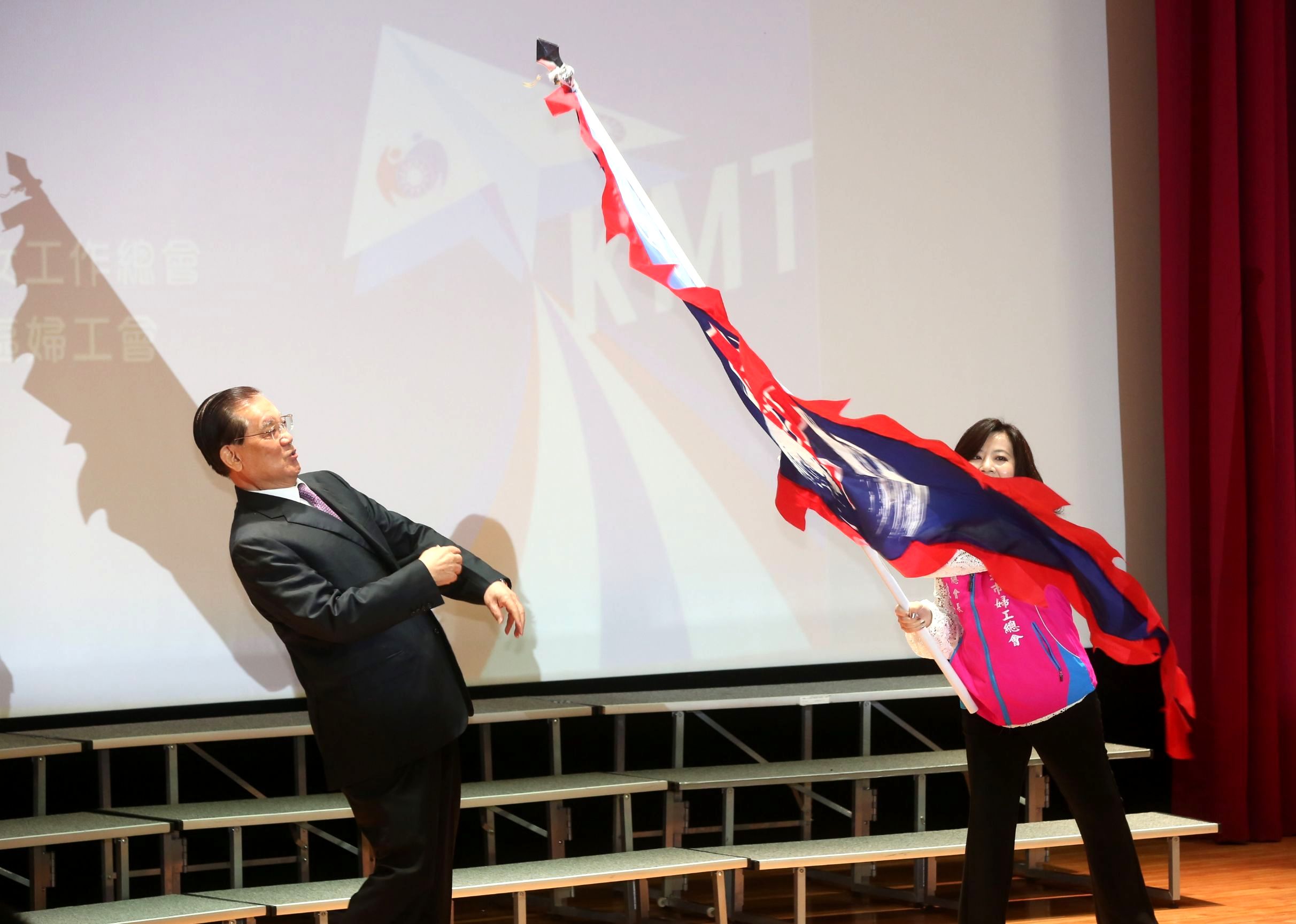 連戰伯伯雖然年事已高，眼看大旗將至，隨即一個後仰輕鬆避開，腰力之好實在是頂呱呱。