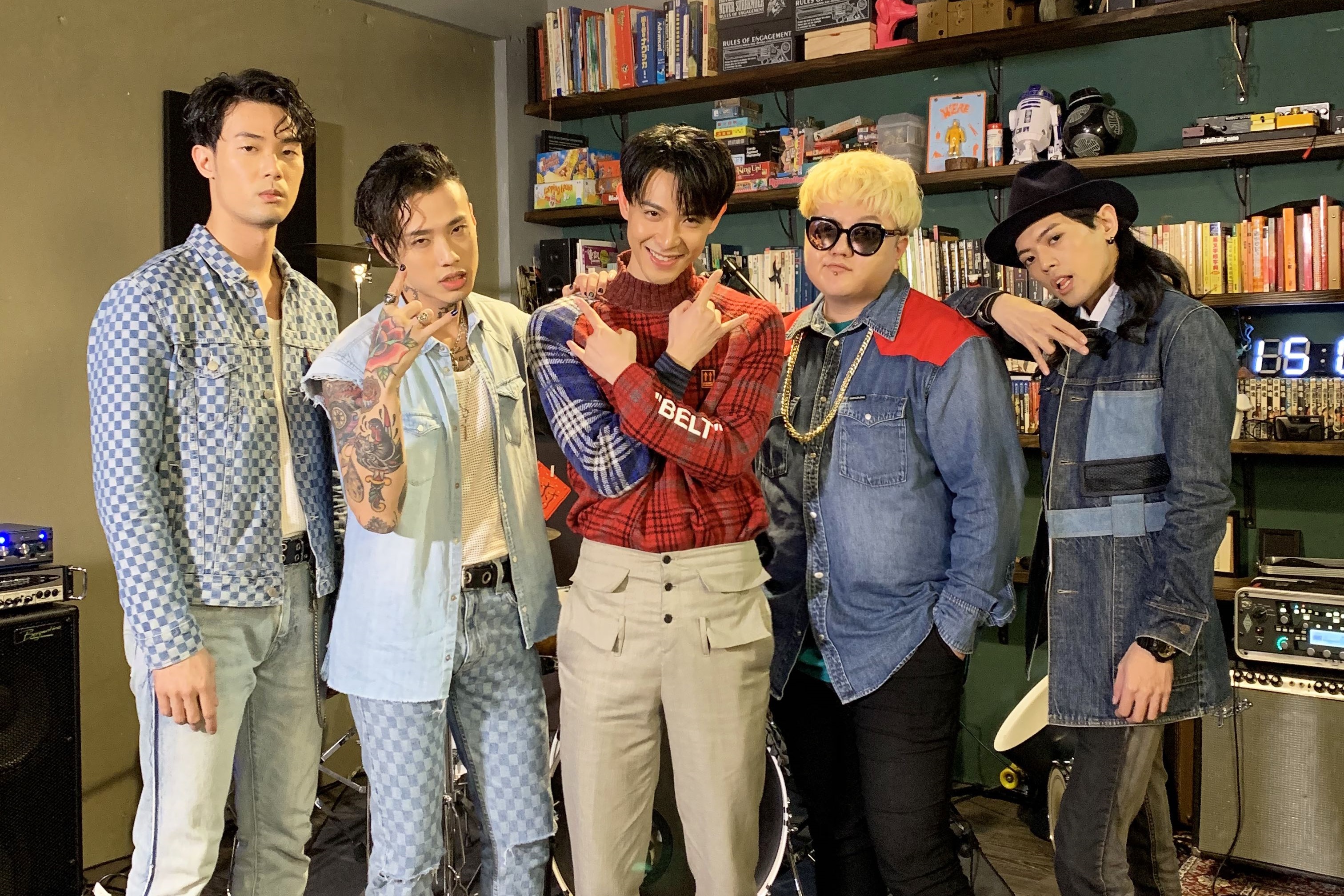 TRASH與剛推出新作品《CRAZY》的連晨翔(中),一起上網路頻道哈哈台的《哈哈台十萬個為什麼》節目。(華納唱片提供)