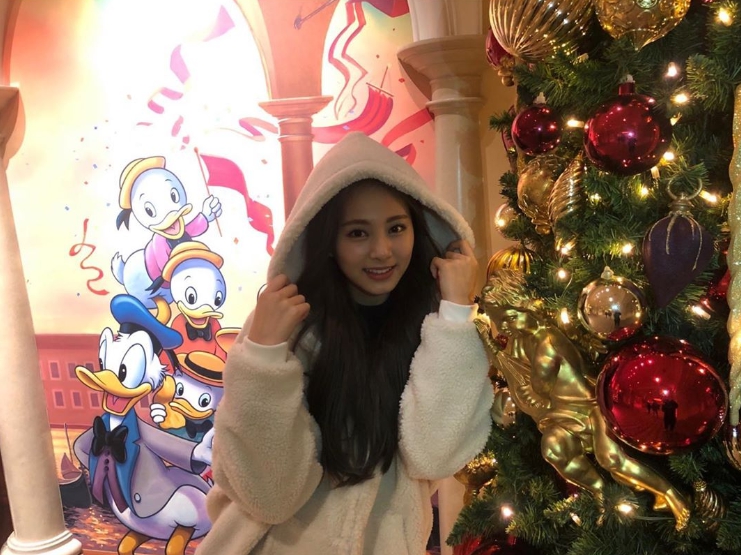 子瑜日前更新照片，提早祝福粉絲耶誕節快樂。（翻攝自TWICE官方IG）