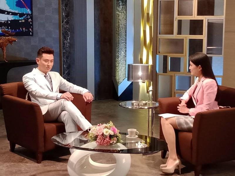 李文儀在劇中訪問「台劇男神」陳冠霖,但兩人一個講國語,一個講台語。(映畫製作提供)