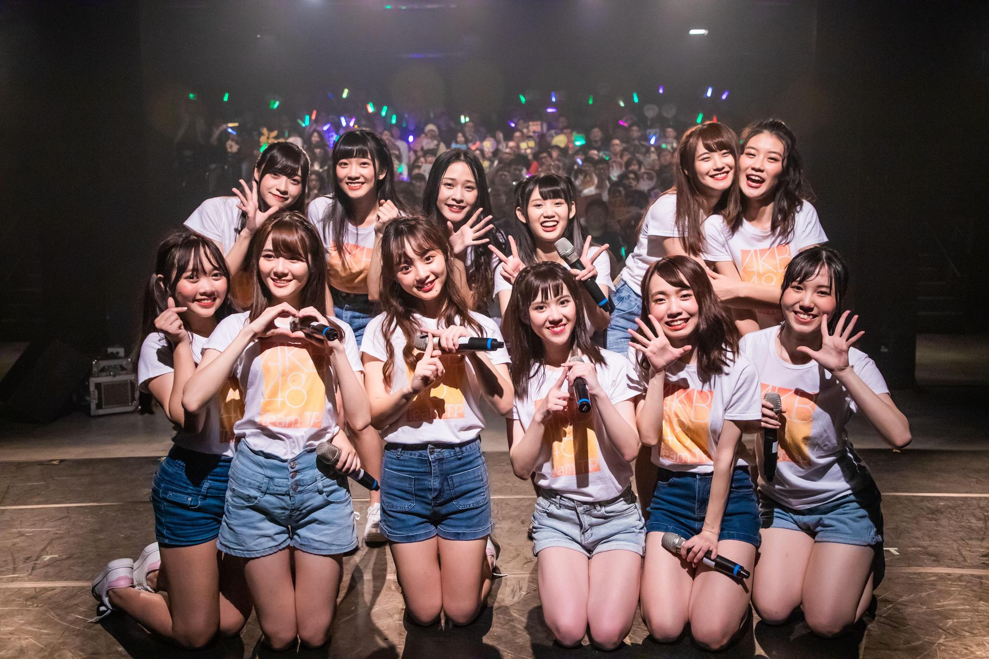 女團AKB48 Team TP一連舉辦2場迷你演唱會皆爆滿，第一排左起：張羽翎、曾詩羽、陳詩雅、邱品涵、潘姿怡、劉曉晴第二排左起：劉潔明、冼迪琦、林倢、林于馨、劉語晴、國興瑀。（好言音樂提供）
