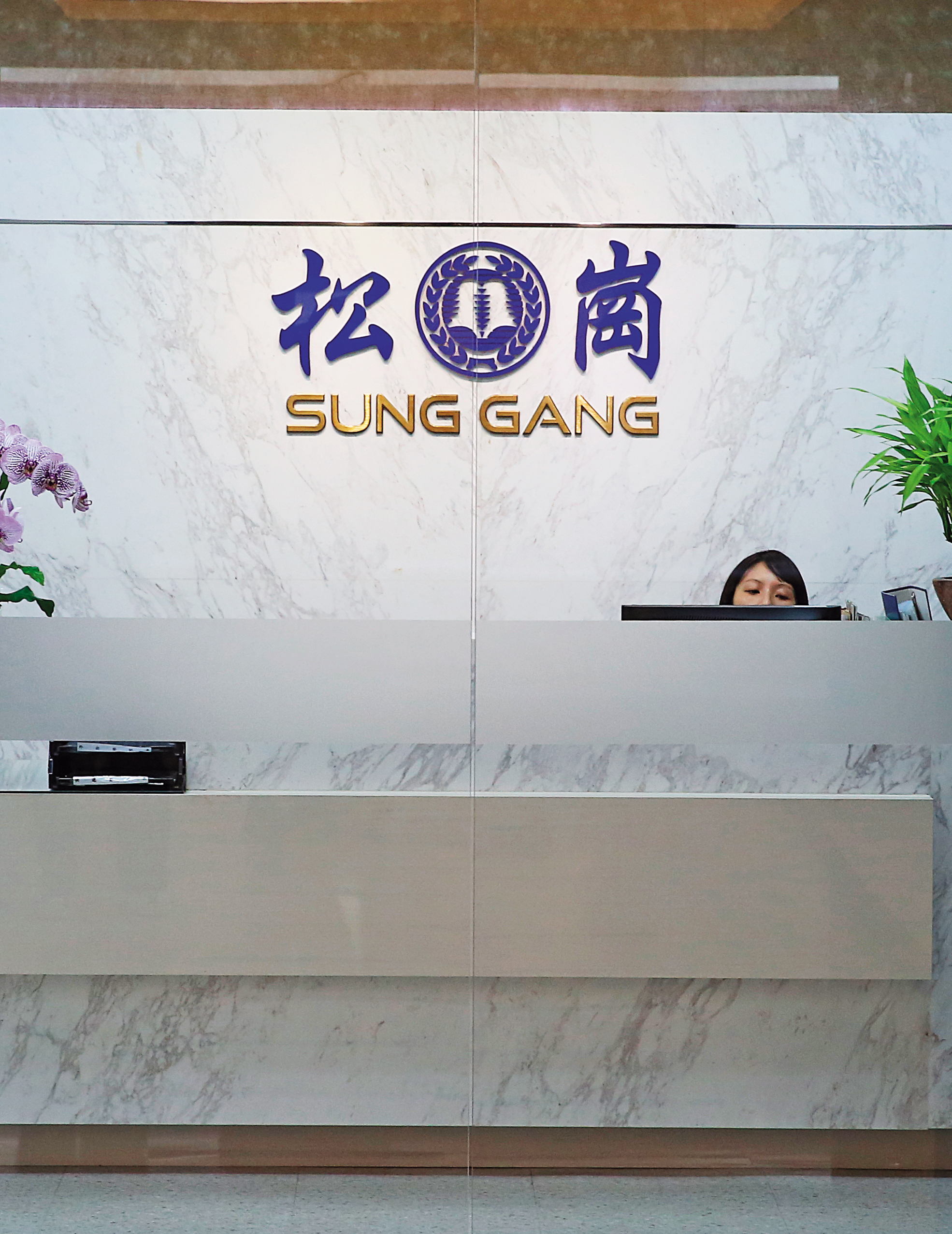 檢調偵辦松崗炒股案,懷疑朱國榮及股市名嘴均涉入其中,日前已發動多波搜索、約談行動,風暴可能隨時擴大。
