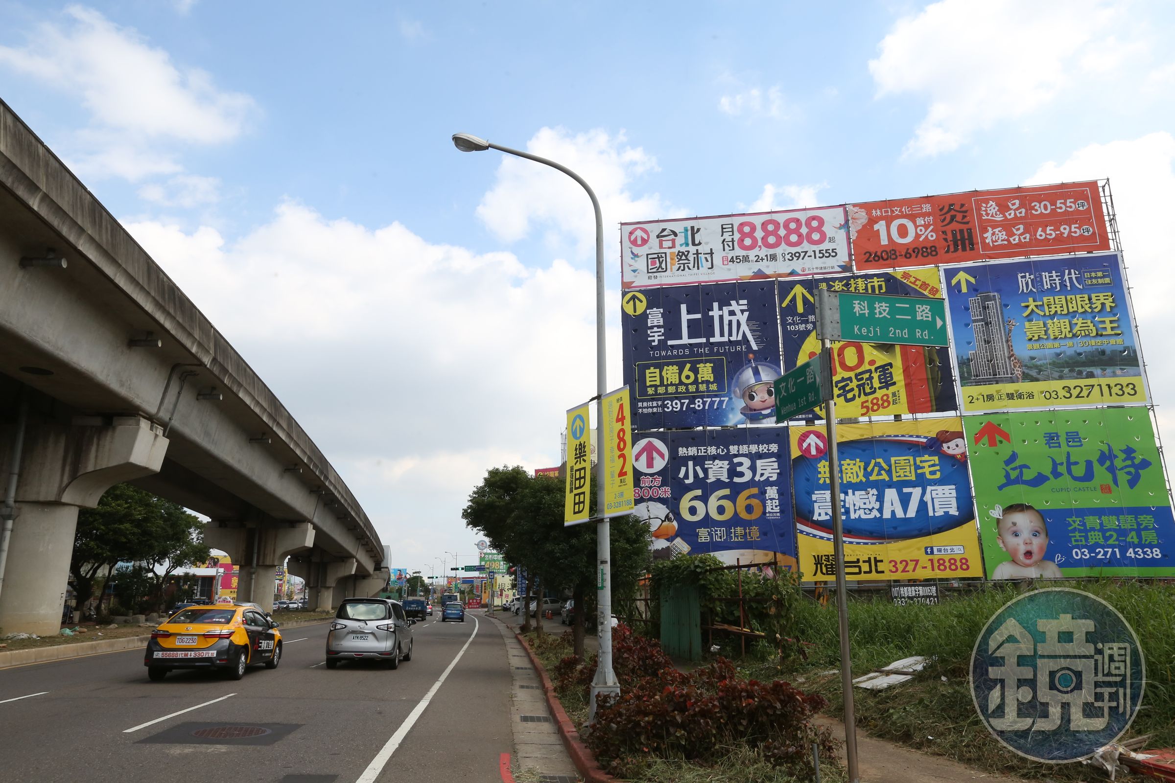 以機捷體育大學站為基地發展，A7重劃區吸引建商插旗搶進，沿街立滿建案廣告看板。