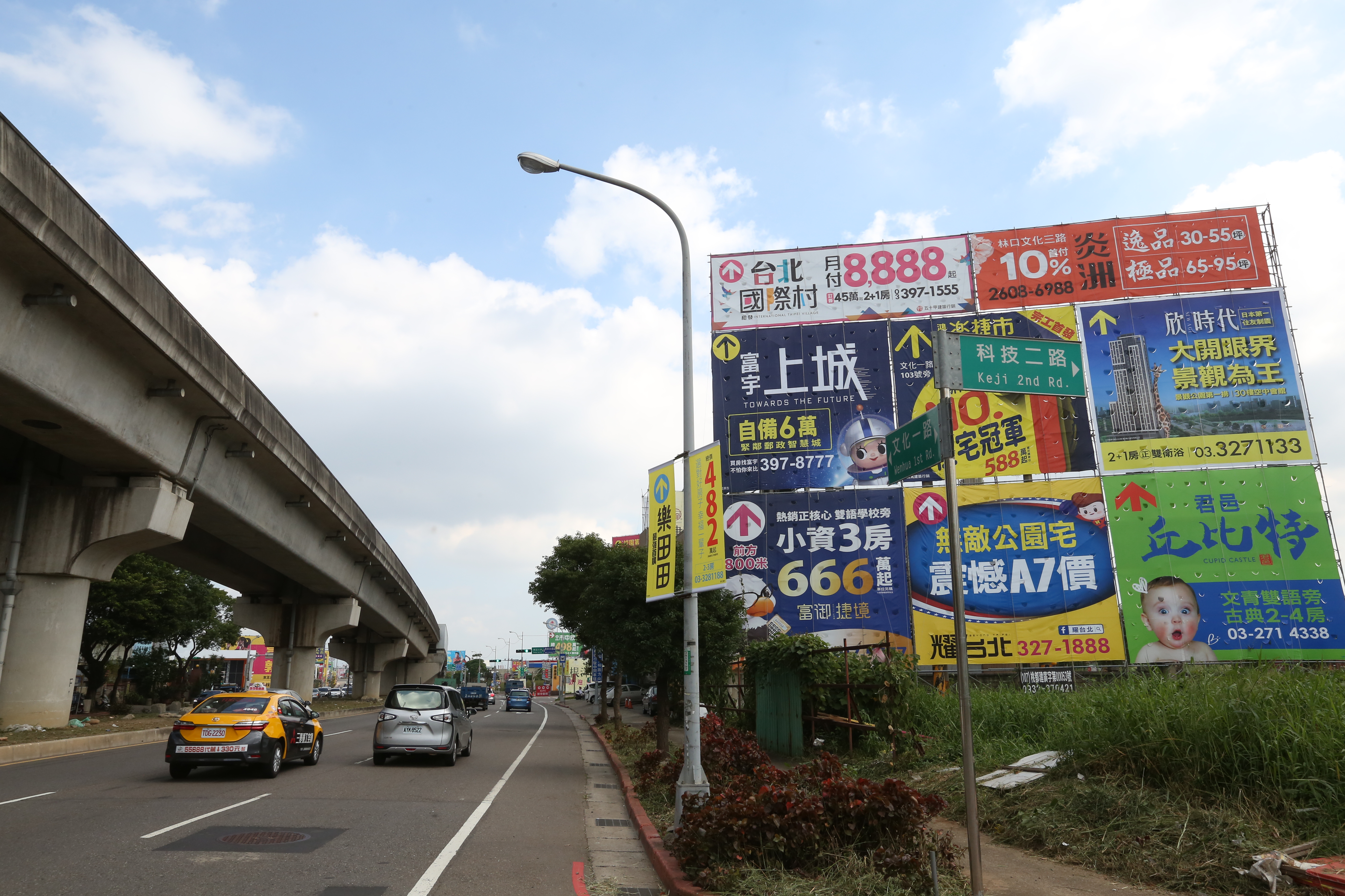 以機捷體育大學站為基地發展，A7重劃區吸引建商插旗搶進，沿街立滿建案廣告看板。