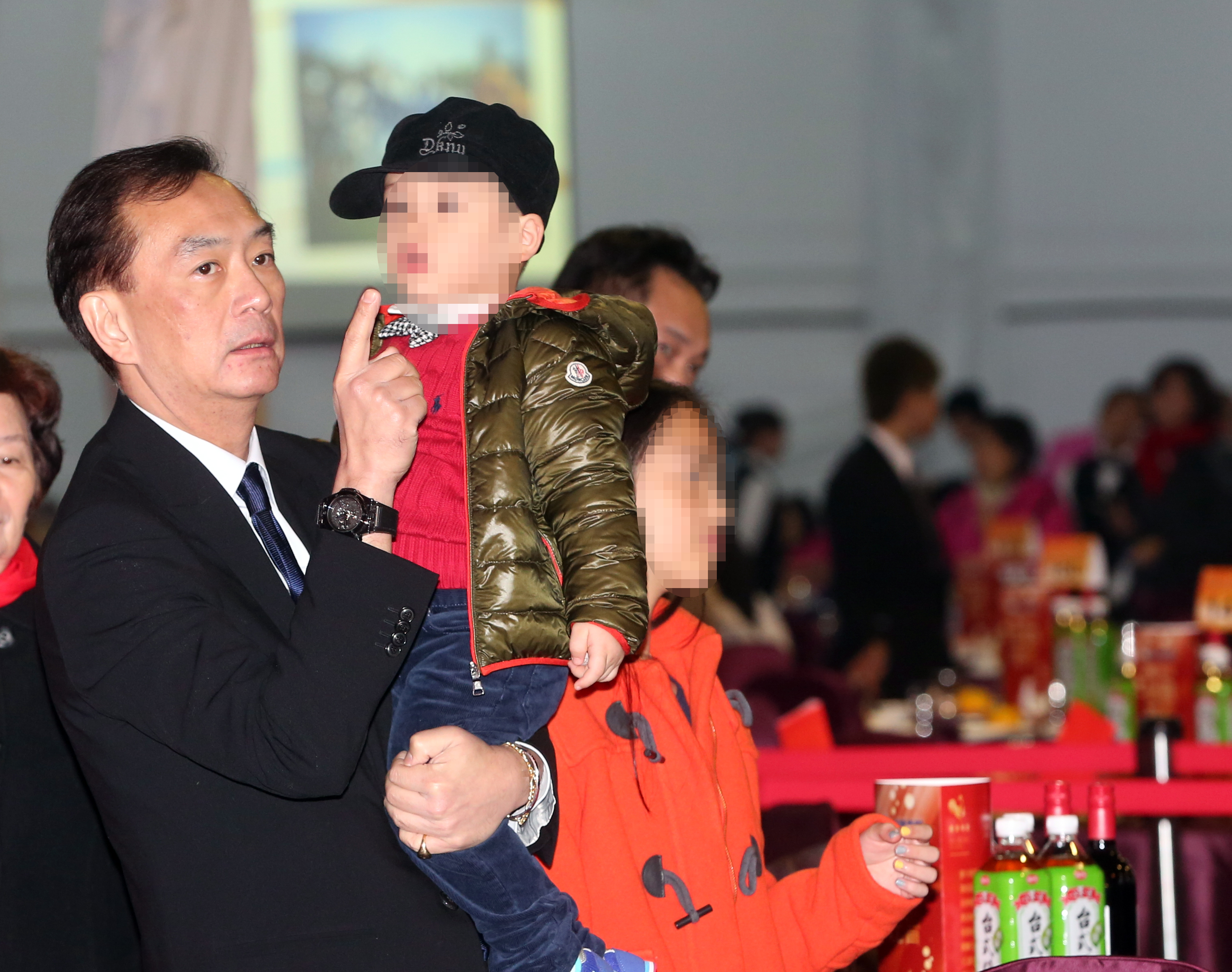 嚴凱泰生前最後一次接受本刊獨家專訪時透露，一路走來最掛念的就是兩個小孩。