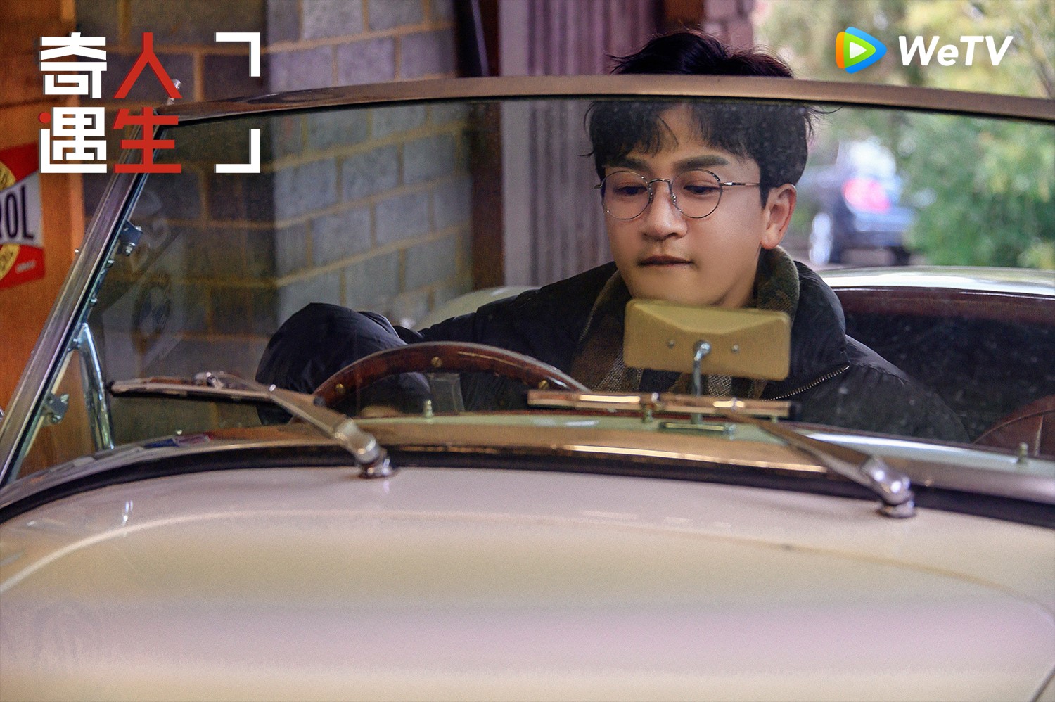 蘇有朋揭開塑料汙染嚴峻之處的神祕面紗。（WeTV提供）