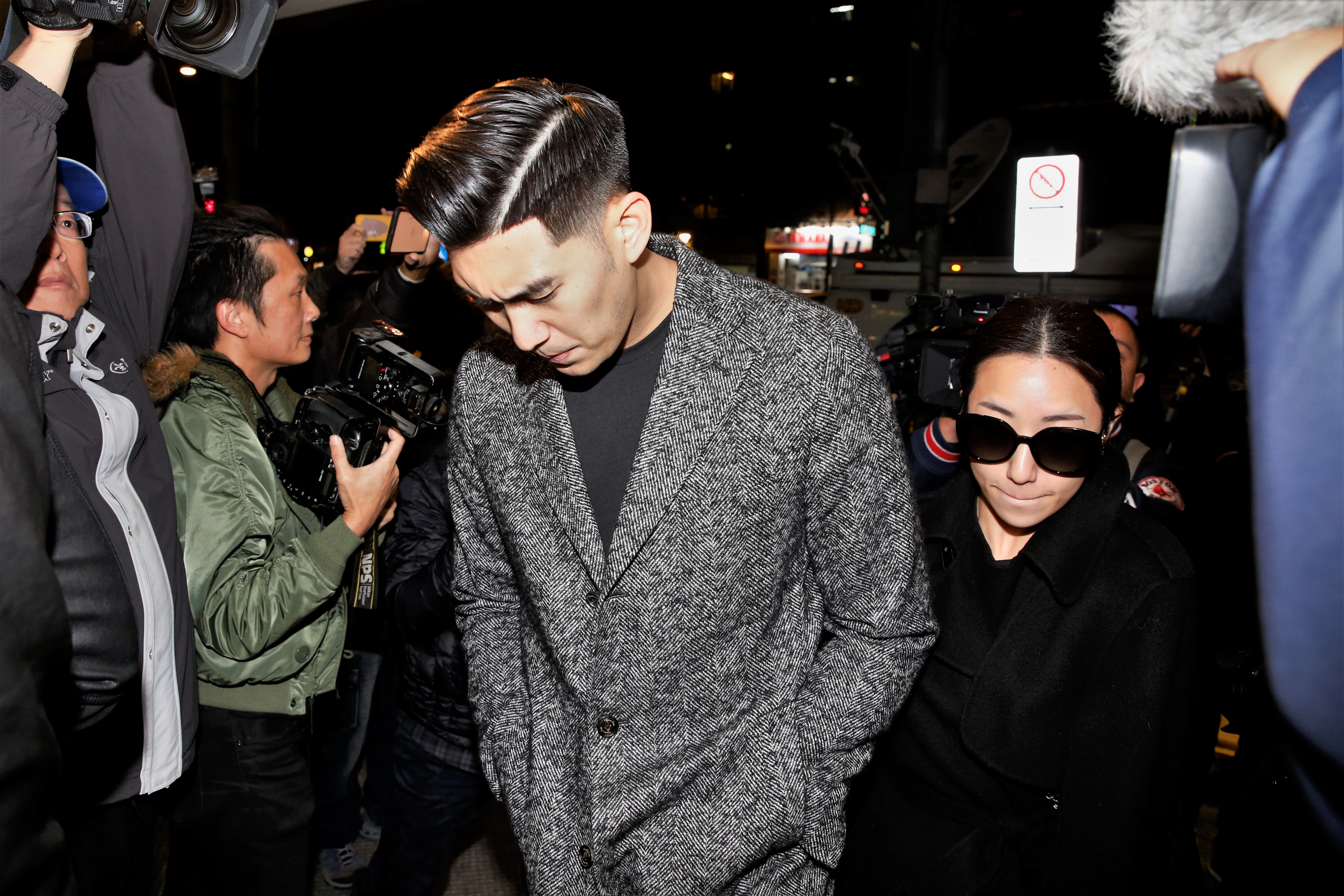 毛加恩不顧新婚百日內不宜出席喪禮習俗，毅然帶著新婚妻羅雯弔唁好友高以翔。