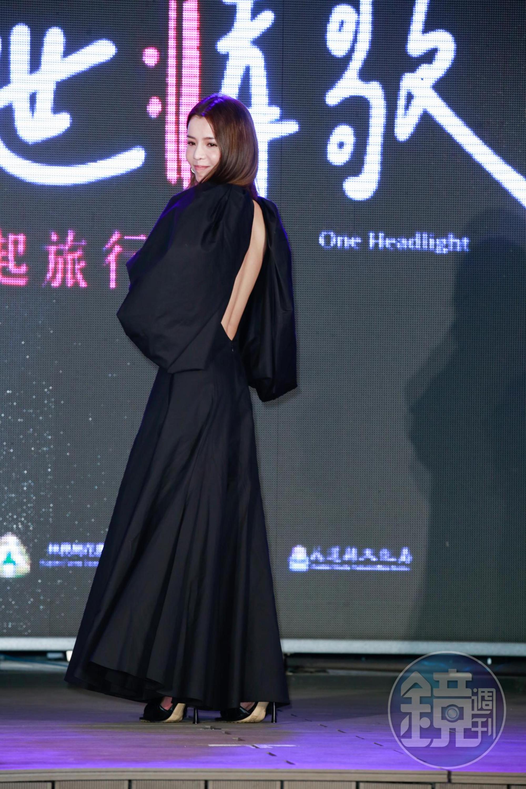 李毓芬這套禮服露前又露後，她也秀出美背給媒體狂拍。