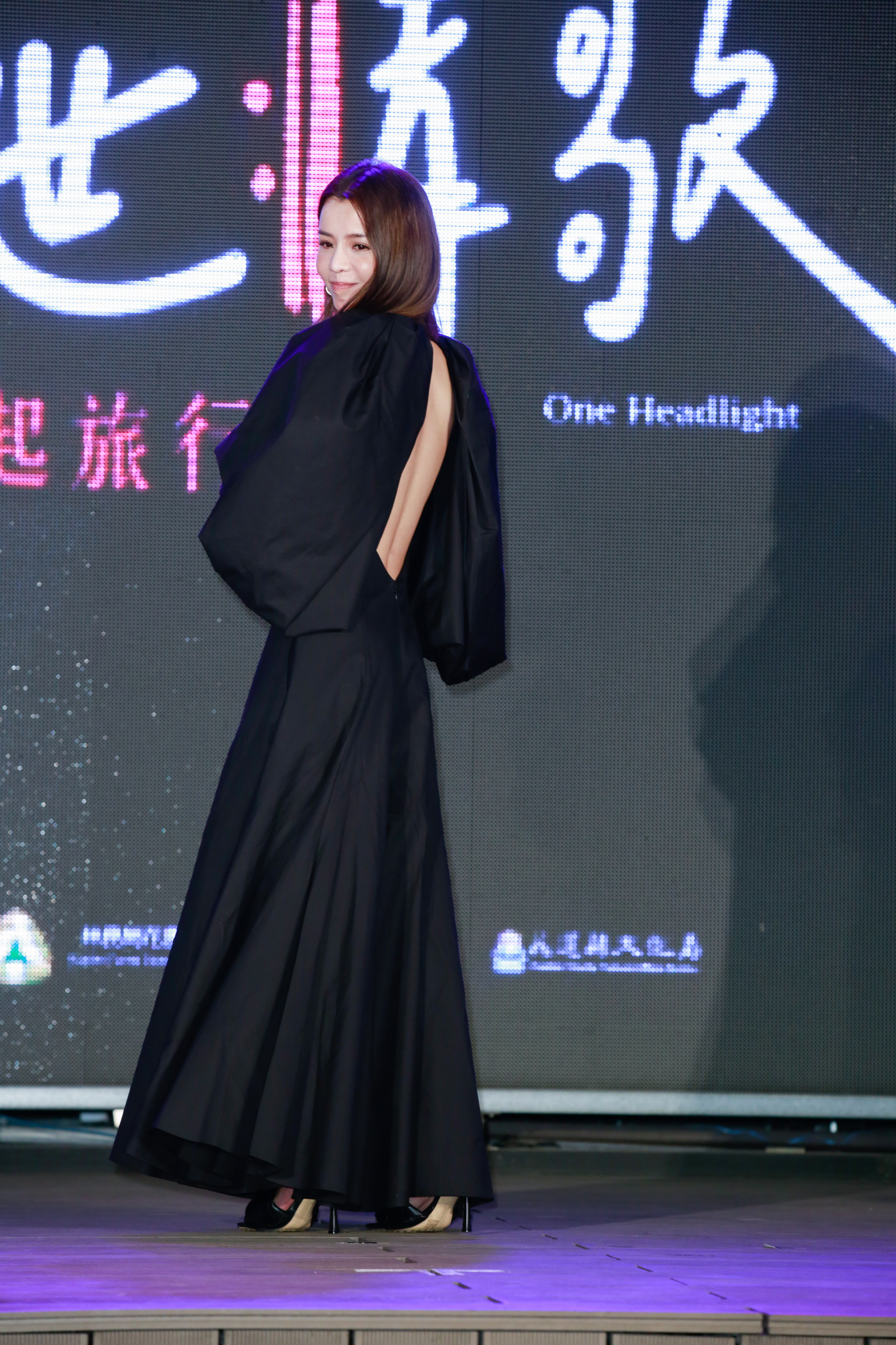 李毓芬這套禮服露前又露後,她也秀出美背給媒體狂拍。