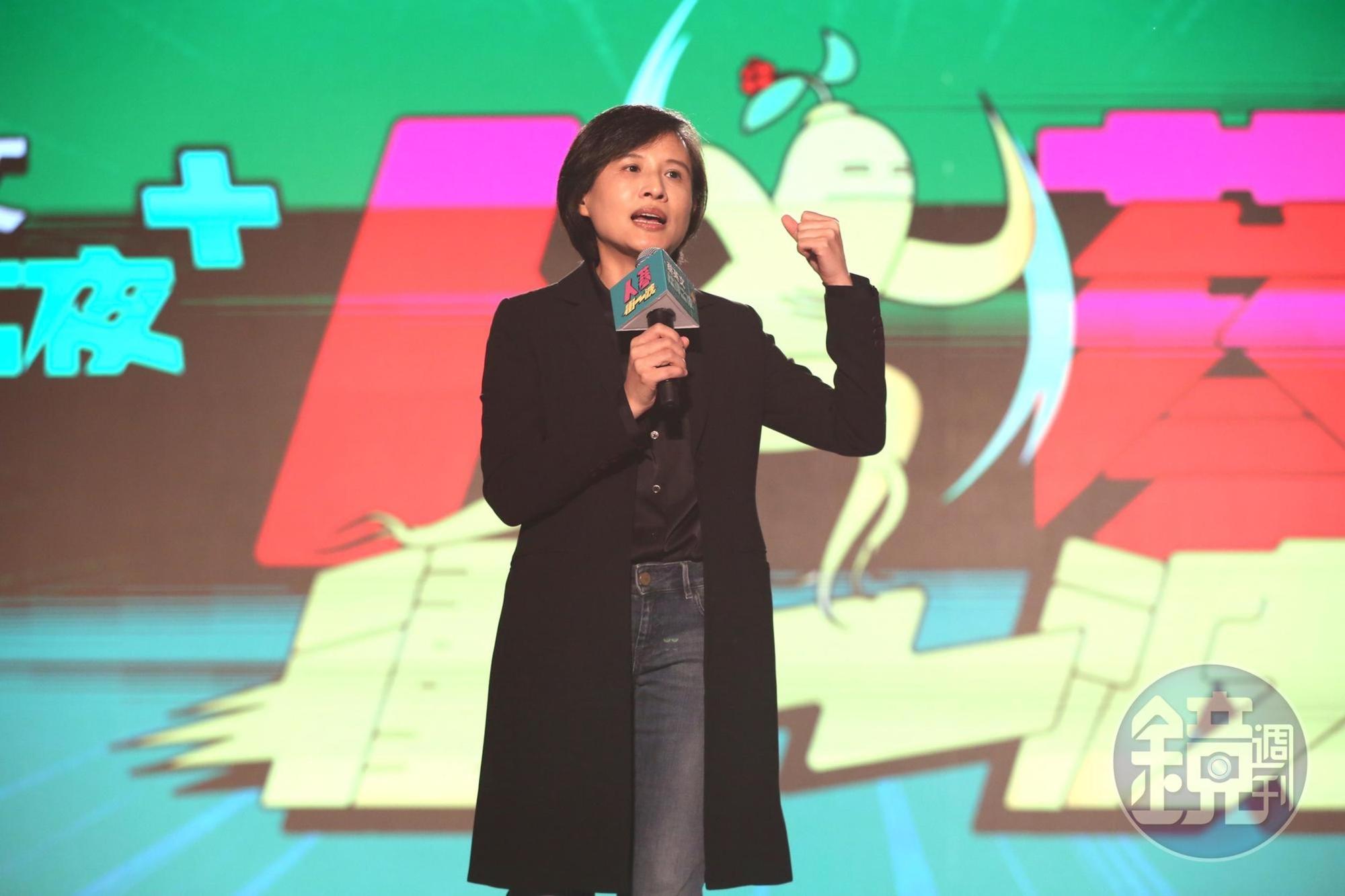 文化部長鄭麗君分享她還是留學生時衝進中國大使館掛「台灣不是中國的一部份」布條抗議的「衝一波」往事。