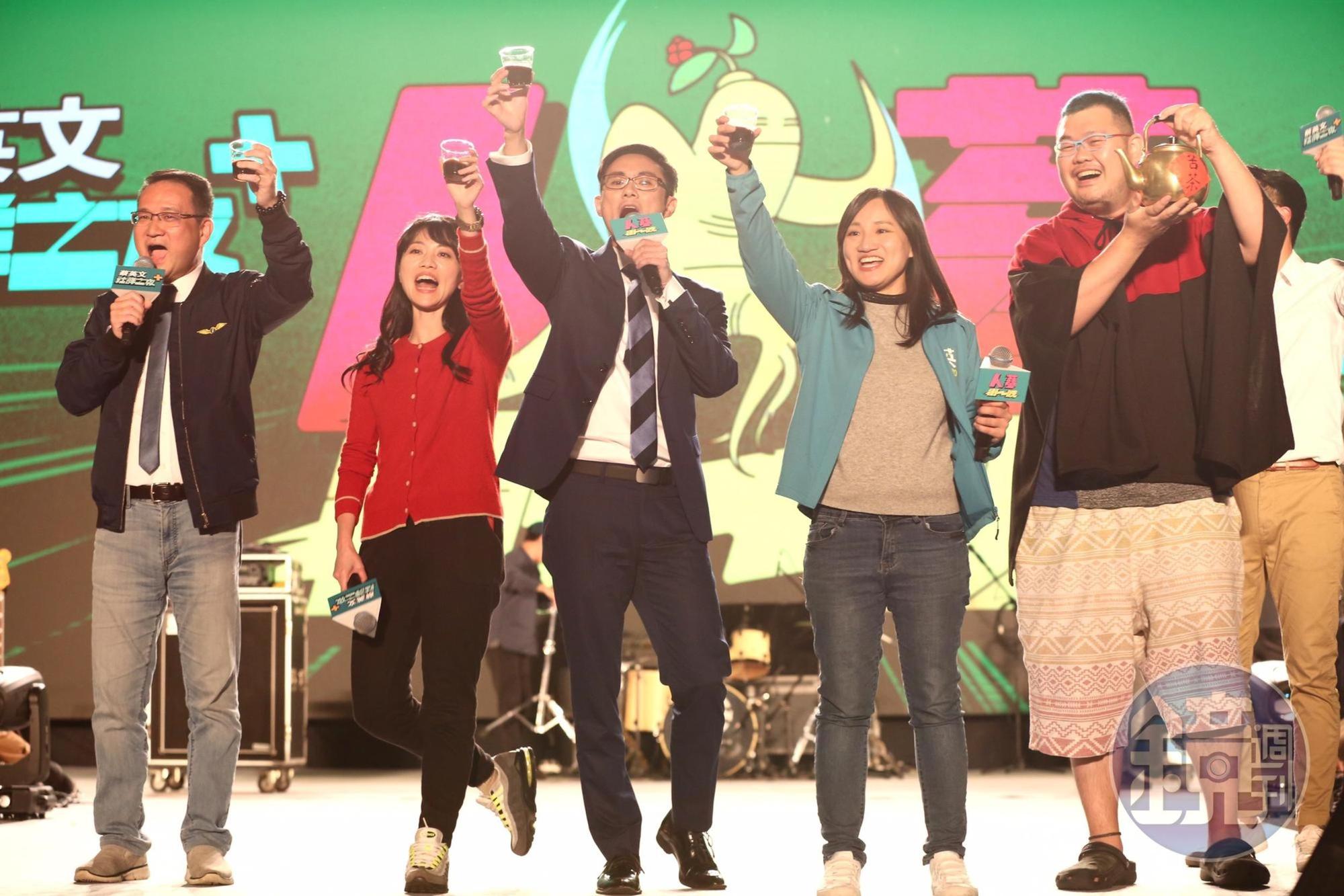 民進黨立委候選人阮昭雄(左起)、高嘉瑜、蔡沐霖、謝佩芬等人挑戰111秒發表政見後喝苦茶,PTT名人四叉貓(右1)也到現場擔任舉牌手。
