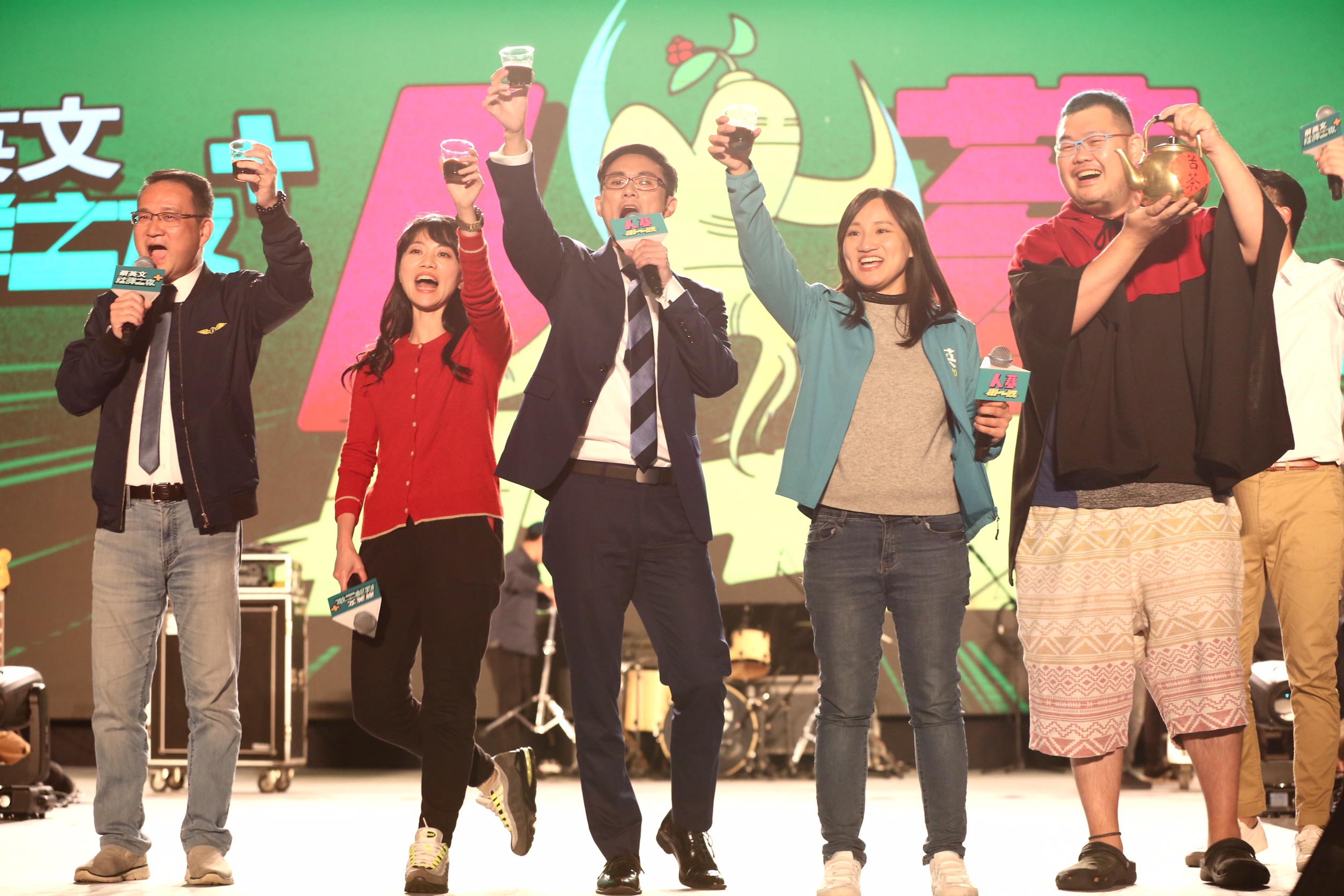 民進黨立委候選人阮昭雄（左起）、高嘉瑜、蔡沐霖、謝佩芬等人挑戰111秒發表政見後喝苦茶，PTT名人四叉貓（右1）也到現場擔任舉牌手。