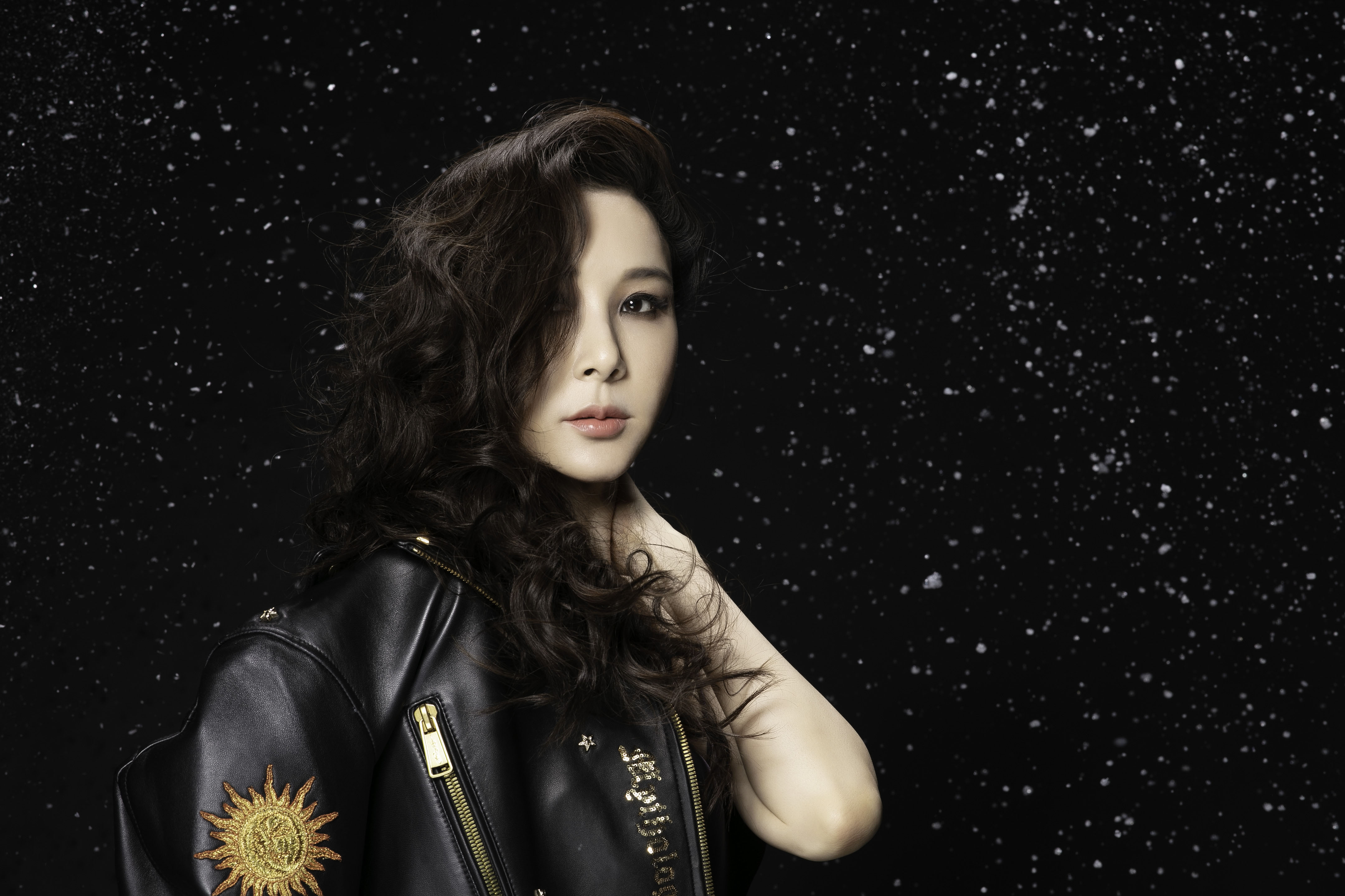 蕭薔擔任微風廣場耶誕檔期封面人物，展現她保持良好的美貌，但是卻總有幾分其他藝人的影子。（微風廣場提供）