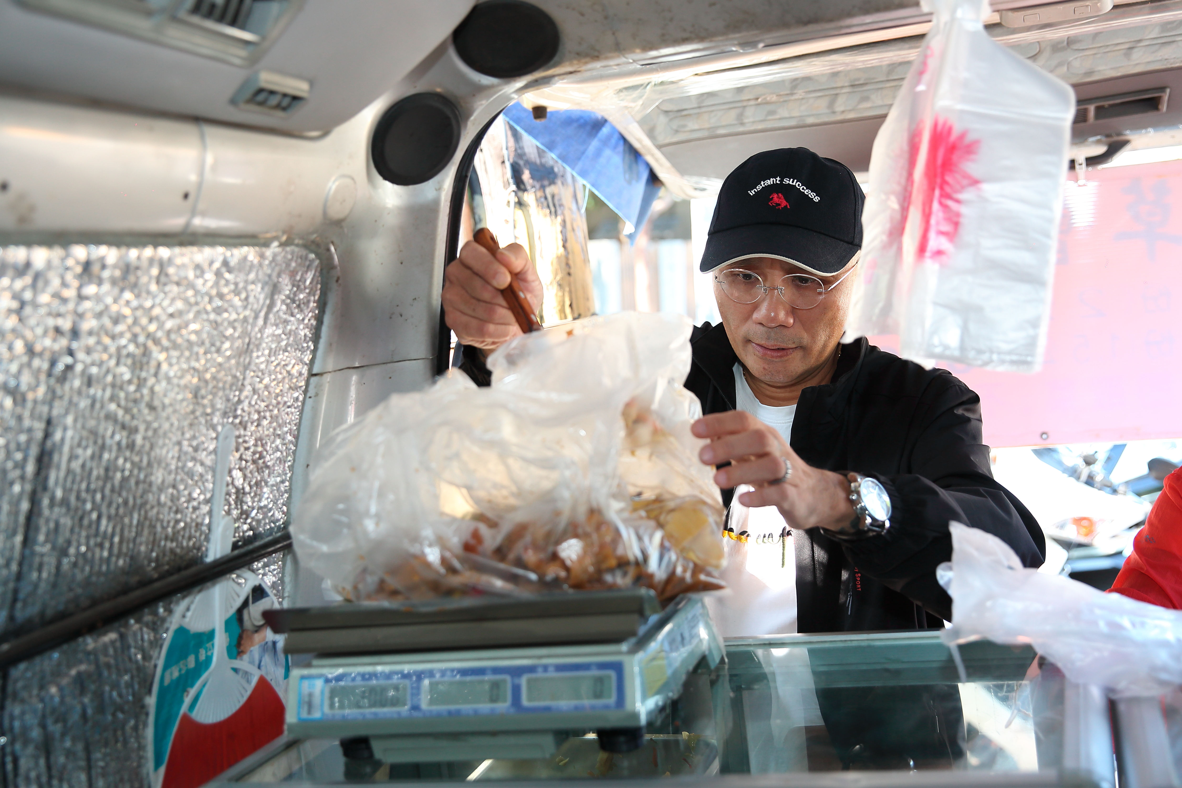 會客菜限重2公斤，販售時都要秤重，陶永祥堅持不能太多湯汁充數，送進監獄後獄方為避免菜裡藏有違禁品，還會換袋檢查。