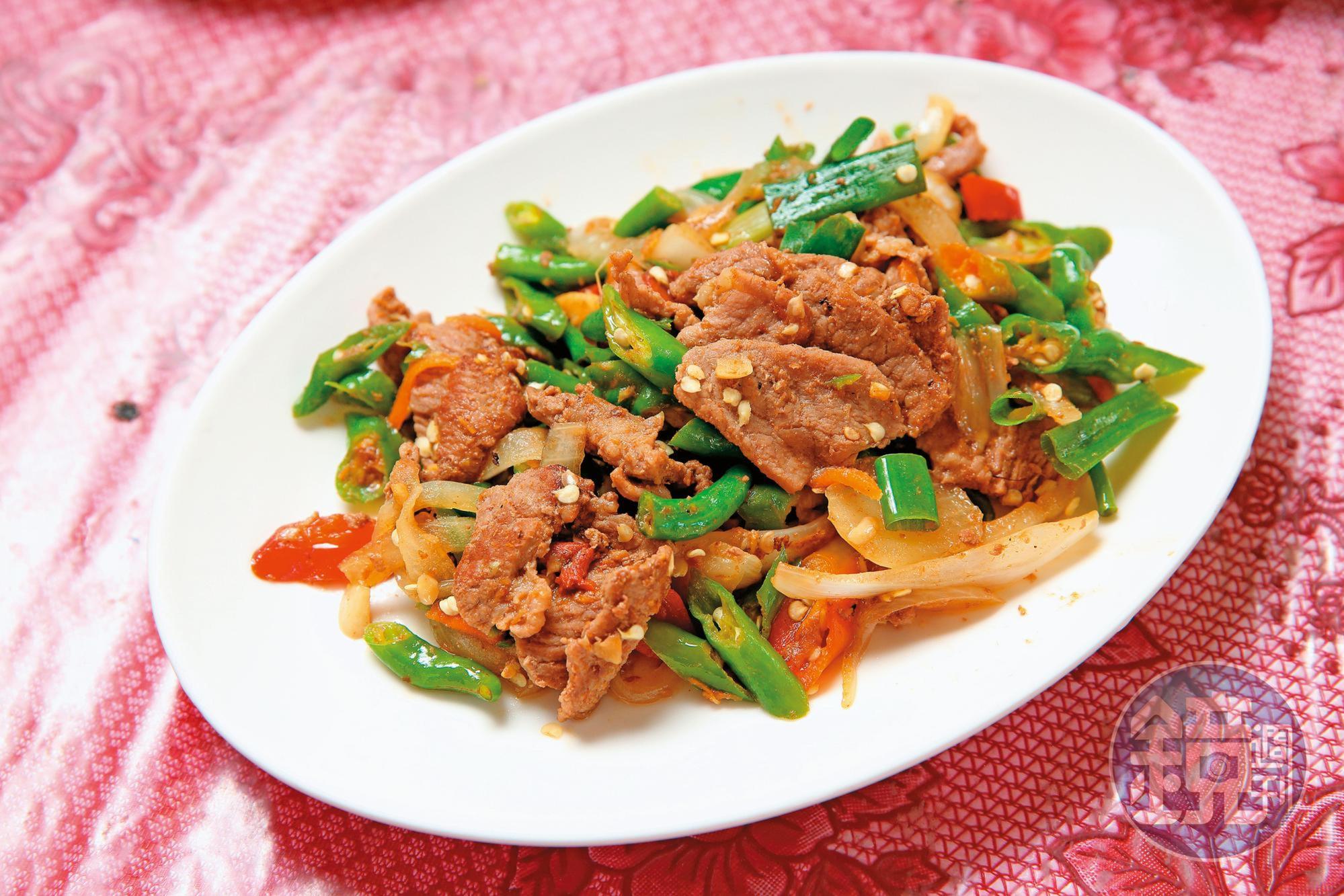 糯米椒炒牛肉辣而不嗆,鹹香下飯,也是很受歡迎的菜色之一。