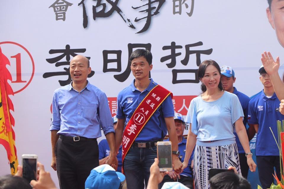 李佳芬胞弟、雲林縣議員李明哲（中）今日召開記者會，強調父親李日貴當年質詢紀錄遭「斷章取義」，更痛批媒體報導指稱「3個月賺6億」等謠言。（翻攝自李明哲臉書）