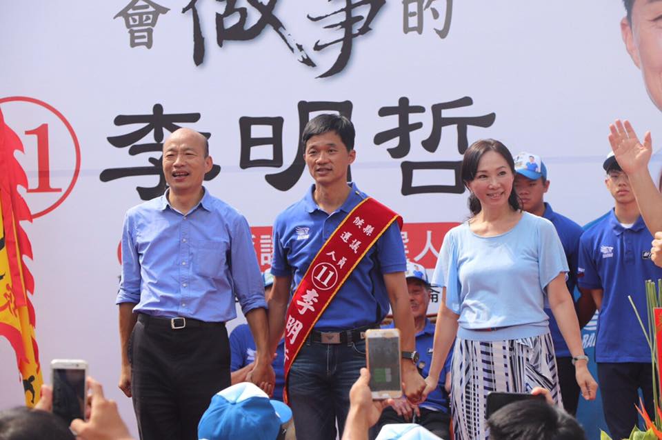 李佳芬胞弟、雲林縣議員李明哲（中）今日召開記者會，強調父親李日貴當年質詢紀錄遭「斷章取義」，更痛批媒體報導指稱「3個月賺6億」等謠言。（翻攝自李明哲臉書）