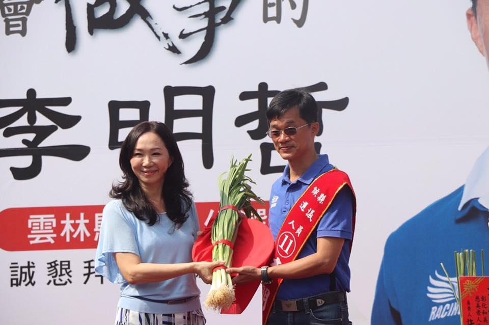 對於父親與家族名聲遭不實報導汙辱，李明哲（右）呼籲蔡英文總統幫忙，「讓這些假新聞全部在台灣消失。」（翻攝自李明哲臉書）
