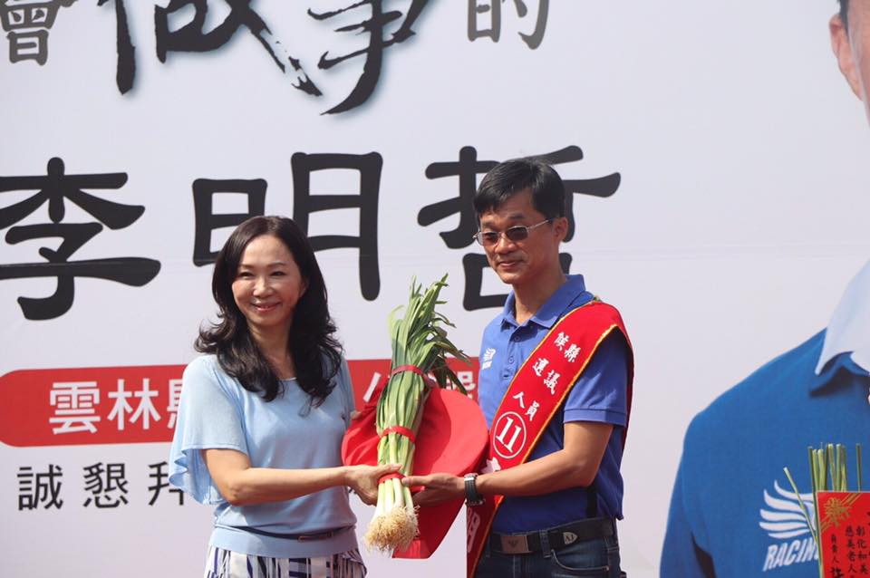 對於父親與家族名聲遭不實報導汙辱,李明哲(右)呼籲蔡英文總統幫忙,「讓這些假新聞全部在台灣消失。」(翻攝自李明哲臉書)