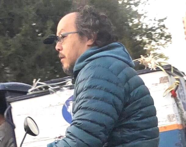 竇唯日前被目擊在北京騎著摩托車，模樣改變頗大。（翻攝微博）★鏡週刊關心您：不良行為，請勿模仿。