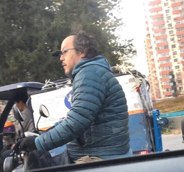 竇唯日前被目擊在北京騎著摩托車，模樣改變頗大。（翻攝微博）★鏡週刊關心您：不良行為，請勿模仿。