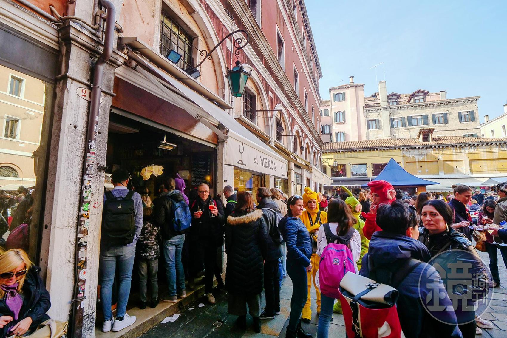 「Al Mercà」就位於里奧多市場旁邊，是威尼斯著名的小酒館之一。