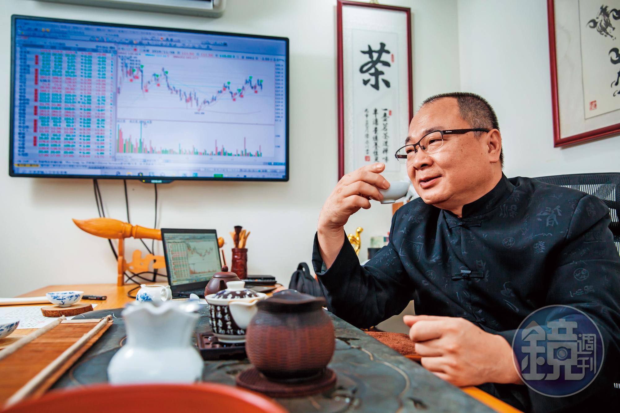 戴柏儀平時喜歡喝茶，辦公室裡除了有斗大的看盤螢幕外，茶具也占了2/3個辦公桌。