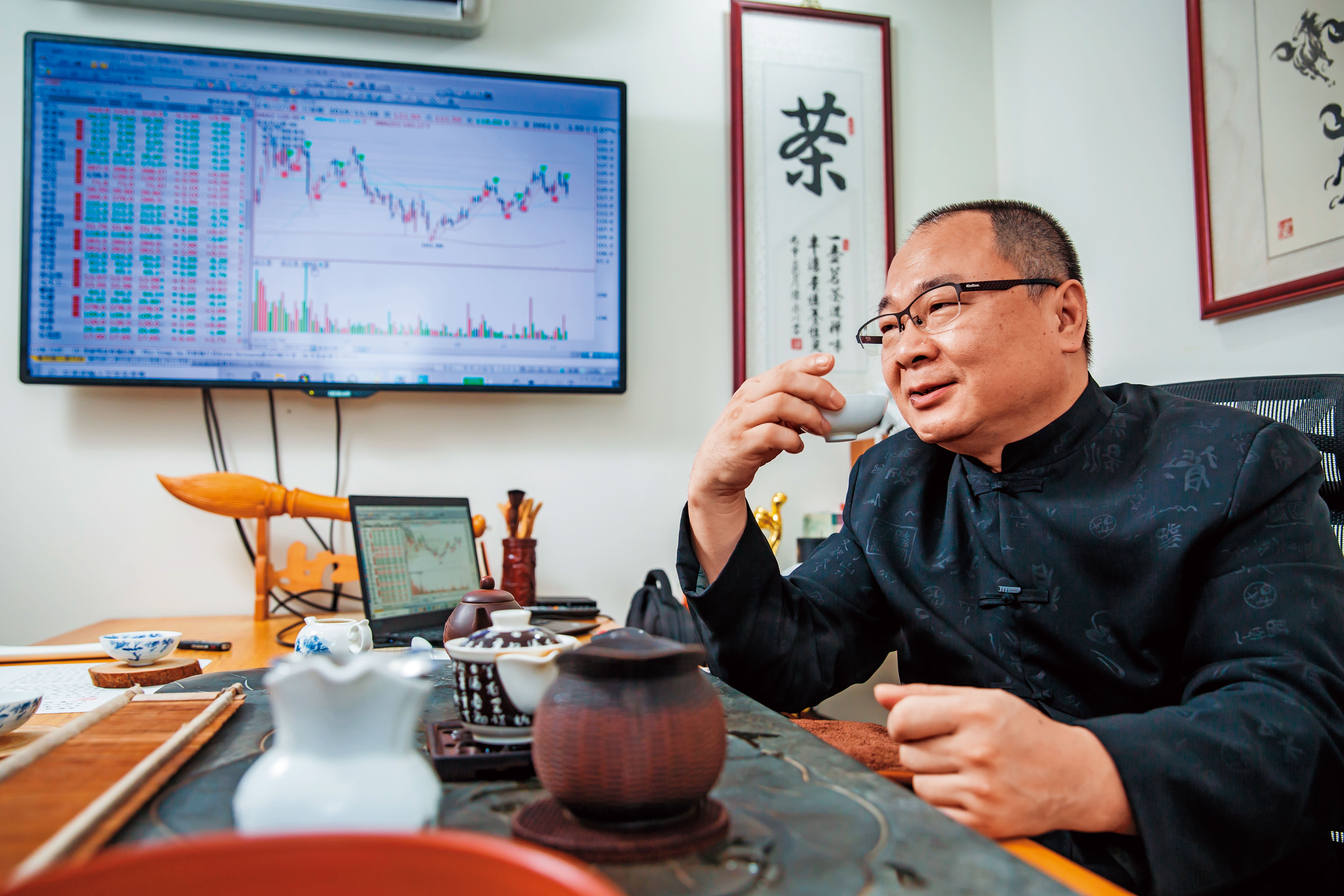 戴柏儀平時喜歡喝茶，辦公室裡除了有斗大的看盤螢幕外，茶具也占了2/3個辦公桌。