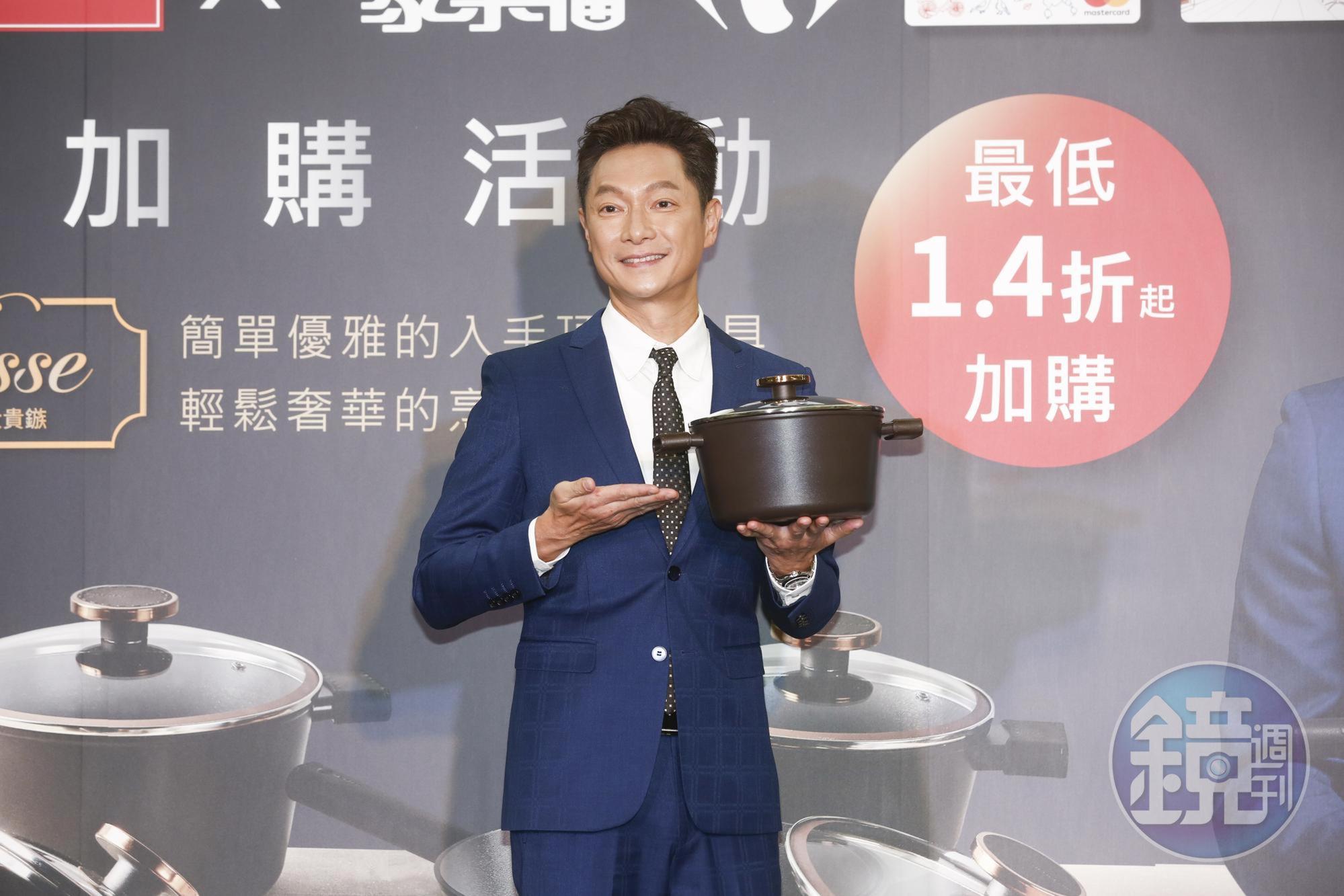 謝祖武為廚具站台，展現家庭煮夫的一面。